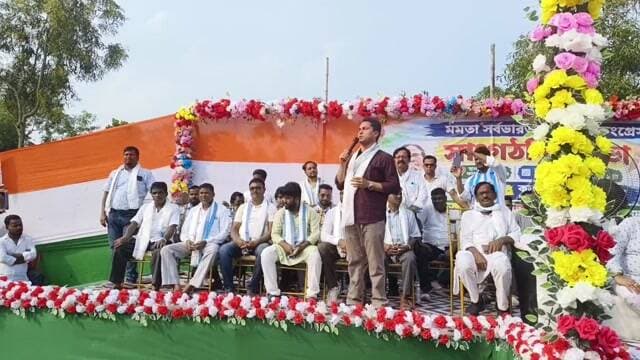 ইসলামপুরের সুজালীতে বক্তব্য রাখছেন ইটাহারের বিধায়ক মোশারফ হুসেন