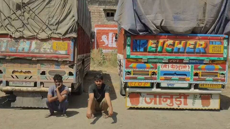 🚨 कोटा ग्रामीण में इटावा पुलिस की बड़ी कार्रवाई!
🌳 अवैध लकड़ी से भरे दो ट्रक पकड़े, दो आरोपी गिरफ्तार
इटावा थाना पुलिस ने नाकाबंदी के दौरान गेता रोड पर अलग-अलग कार्रवाई करते हुए अवैध लकड़ी से भरे दो ट्रकों को पकड़ा। पुलिस ने मौके से हरियाणा निवासी रमजान और मुस्तकीम को गिरफ्तार किया है।
बताया जा रहा है कि इटावा क्षेत्र में बड़े पैमाने पर जंगलों की कटाई को लेकर सवाल उठ रहे हैं। कार्रवाई के बाद अवैध लकड़ी के कारोबार से जुड़े लोगों में हड़कंप मच गया है। पुलिस अब लकड़ी के स्रोत और पूरे नेटवर्क की जांच में जुटी है।
सवाल ये है—इटावा के जंगलों से आखिर किसकी मिलीभगत से लगातार पेड़ काटे जा रहे हैं?