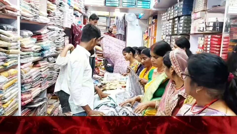 दुर्गा पूजा, दीपावली और छठ पर में वीणा साड़ी संसार...पूजा धमाका ऑफर, शानदार कलेक्शन के साथ त्योहारों की खरीदारी का सुनहरा मौका।
पता: स्टेशन चौक, MLDP पेट्रोल पंप के सामने, मधेपुरा/📞 संपर्क: 9534381835