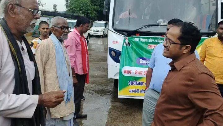 सब मिशन ऑन एग्रीकल्चर एक्सटेंशन योजनान्तर्गत
आज दिनांक 06/10/2026 को क्लेक्ट्रेट परिसर से जिलाधिकारी श्री पुलकित गर्ग एवं श्री जीत लाल गुप्ता उप कृषि निदेशक, चित्रकूट के द्वारा बस को हरी झंडी दिखाकर 40 कृषकों को कृषक भ्रमण एवं प्रशिक्षण हेतु सेन्टर ऑफ एक्सीलेंस फॉर वेजीटेबल, उमर्दा जनपद-कन्नौज हेतु रवाना किया गया। उक्त कृषक भ्रमण / प्रशिक्षण दिनांक-06/10/2026 से 10/10/2026 तक आयोजित किया जायेगा, जिसमें कृषकों को आधुनिक सब्जी की खेती के बारे में प्रशिक्षित / भ्रमण कराया जायेगा। प्रतिभाग करने वाले कृषकों में पांचो विकासखण्डों से 08-08 कृषकों को प्रतिभाग कराया गया जिसमें श्री मनीष पाण्डेय पुत्र श्री हरिंशंकर पाण्डेय ग्राम तिलौली वि०खं. मऊ, श्री संतलाल पुत्र श्री सम्पतलाल ग्राम तिलौली विकासखण्ड-मऊ, श्री राकेश मिश्रा पुत्र श्री कामता प्रसाद मिश्रा ग्राम बरिया विकासखण्ड-रामनगर, श्श्रीमती अंजू सिंह पत्नी श्री अशोक कुमार ग्राम सेमरिया जगन्नाथवासी, श्रीमती प्रिंसी देवी पत्नी श्री हरिप्रसाद ग्राम मानिकपुर विकासखण्ड-मानिकपुर आदि कृषकों द्वारा प्रतिभाग किया गया। जिलाधिकारी महोदय द्वारा कृषकों से अनुरोध किया गया कि समस्त कृषक आधुनिक सब्जी की खेती के बारे में सीखे एवं अपने जनपद में अन्य कृषकों को भी बताये तथा अपनी खेती में इसका प्रयोग करें। इस मौके पर समस्त प्रतिभागी कृषक एवं कृषि विभाग के समस्त अधिकारी / कर्मचारी उपस्थित रहे।