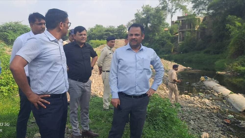 नागधम्मन नाले में प्रदूषण पर प्रशासन सख्त, उद्योगों की होगी औचक जांच
संभागायुक्त आशीष सिंह और कलेक्टर ऋतुराज सिंह ने हवनखेड़ी पहुंचकर देखा नाले का हाल, नियमित सैंपलिंग और ईटीपी की निगरानी के निर्देश
देवास। नागधम्मन नाले में दूषित पानी के प्रवाह को लेकर प्रशासन ने अब निगरानी और कार्रवाई दोनों सख्त करने के संकेत दिए हैं। उज्जैन संभागायुक्त आशीष सिंह और कलेक्टर ऋतुराज सिंह ने ग्राम हवनखेड़ी पहुंचकर नागधम्मन नाले का स्थल निरीक्षण किया। अधिकारियों ने नाले की स्थिति, जल प्रवाह और आसपास की औद्योगिक गतिविधियों की जानकारी ली।
निरीक्षण के दौरान संभागायुक्त ने प्रदूषण नियंत्रण बोर्ड के अधिकारियों को नाले के अलग-अलग स्थानों से नियमित अंतराल पर पानी के नमूने लेने के निर्देश दिए। इन नमूनों की प्रयोगशाला में जांच कर पानी में प्रदूषण के स्तर और उसकी गुणवत्ता की निगरानी की जाएगी।
उद्योगों के ईटीपी की होगी औचक जांच
नागधम्मन नाले में औद्योगिक इकाइयों से बिना उपचारित दूषित पानी पहुंचने की आशंका को प्रशासन ने गंभीरता से लिया है। संभागायुक्त ने क्षेत्र की औद्योगिक इकाइयों में लगे एफ्लुएंट ट्रीटमेंट प्लांट (ईटीपी) के संचालन की विशेष निगरानी और औचक निरीक्षण के निर्देश दिए हैं।
स्पष्ट निर्देश दिए गए हैं कि किसी भी उद्योग से बिना उपचारित रासायनिक पानी या अपशिष्ट सीधे नाले में नहीं छोड़ा जाना चाहिए। जांच में नियमों का उल्लंघन मिलने पर संबंधित औद्योगिक इकाई के खिलाफ प्रदूषण नियंत्रण अधिनियम के तहत कार्रवाई की जाएगी।
लगातार मॉनिटरिंग की जिम्मेदारी
कलेक्टर ऋतुराज सिंह ने एमपीआईडीसी सहित संबंधित विभागों को नाले के आसपास संचालित औद्योगिक इकाइयों की लगातार मॉनिटरिंग करने और पर्यावरणीय मानकों का पालन सुनिश्चित कराने के निर्देश दिए।
अब सवाल जांच के नतीजों का
प्रशासन के निर्देशों के बाद अब नागधम्मन नाले के पानी की सैंपलिंग और औद्योगिक इकाइयों के ईटीपी की जांच महत्वपूर्ण होगी। पानी के नमूनों की रिपोर्ट और औचक निरीक्षण में सामने आने वाली स्थिति से यह स्पष्ट होगा कि नाले में प्रदूषण का स्रोत क्या है और नियमों का उल्लंघन करने वाली कोई औद्योगिक इकाई इसमें शामिल है या नहीं।
#देवास #Dewas #Nagdhammannala #MadhyaPradesh #TimesMP