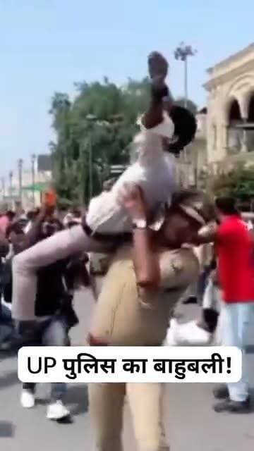 सीईसी ज्ञानेश कुमार के इस्तीफे की मांग को लेकर समाजवादी पार्टी के कार्यकर्ताओं ने लखनऊ में जोरदार प्रदर्शन किया। इस दौरान एक कार्यकर्ता को हिरासत में लेने के लिए पुलिस कर्मी ने उसे कंधे में उठा लिया। बाहुबली पुलिस कर्मी का वीडियो तेजी से वायरल हो रहा है।
