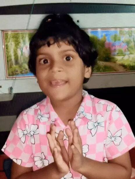 'डीएम अंकल पापा से बात नहीं होती, टावर लगवा दीजिए': सोनभद्र में 5 साल की बच्ची हाथ जोड़कर बोली, कॉल करने 1KM दूर जाते हैं
सोनभद्र में 5 साल की एक बच्ची ने हाथ जोड़कर डीएम से अपनी बात कही। बच्ची ने वीडियो जारी कर कहा- अंकल पापा से मोबाइल पर बात नहीं हो पाती है। वह बाहर रहते हैं। गांव में नेटवर्क बहुत खराब है। प्लीज इसे ठीक करा दीजिए।
बच्ची का ये वीडियो शुक्रवार शाम 4 बजे सामने आया।
वीडियो किस समय रिकॉर्ड किया गया, इसे लेकर जानकारी नहीं है। बच्ची छुट्टियों में अपने गांव आई हुई है। वहीं वीडियो सामने आने के बाद अफसरों ने मोबाइल नेटवर्क को 2-जी से 4-जी करने की बात कही है। मामला नगवां विकासखंड का है।
डीएम चर्चित गौड़ ने कहा-
" सरायगढ़ गांव में सर्वे कराया जा रहा है। कुछ ग्रामीण इलाकों में मोबाइल नेटवर्क की समस्या है। जल्द ही इसका समाधान कराया जाएगा।
वीडियो में दिख रही बच्ची का नाम आनवी पटेल है। वह रॉबर्ट्सगंज के हेलो किड्स स्कूल में UKG में पढ़ती है। आनवी का पूरा परिवार रॉबर्ट्सगंज में ही रहता है। उसके पिता विकास पटेल रॉबर्ट्सगंज के प्राइवेट स्कूल में टीचर हैं। मां रेनू प्रिया पटेल हाउस वाइफ हैं।
छुट्टियों में परिवार रॉबर्ट्सगंज से 60 किमी दूर अपने पैतृक गांव सरायगढ़ आता है। इन दिनों आनवी अपने परिवार के साथ गांव आई हुई है। यहां नेटवर्क न होने के कारण उसे पिता से बात करने में परेशानी होती है। इसी समस्या को देखते हुए आनवी के परिजनों ने ही यह वीडियो बनाया है।
वीडियो में आनवी हाथ जोड़कर जिलाधिकारी चर्चित गौड़ से गांव में नेटवर्क लगवाने की बात कह रही है। वह कहती है- डीएम अंकल, मेरे गांव सरायगढ़ में मोबाइल का नेटवर्क लगवा दीजिए। मेरे पापा बाहर रहते हैं, हम उनको कॉल नहीं कर पाते हैं। प्लीज डीएम अंकल !
अफसर बोले- गांव में अब 4G की तैयारी
BSNL के SDO धर्मेंद्र कुमार सिंह ने बताया- डीएम के निर्देश पर सरईगढ़ गांव का सर्वे कराया गया है। गांव में अभी 2G नेटवर्क उपलब्ध है। इसे बढ़ाकर 4G करने की तैयारी की जा रही है। इसके लिए सीनियर अफसरों को लेटर भेजा गया है।