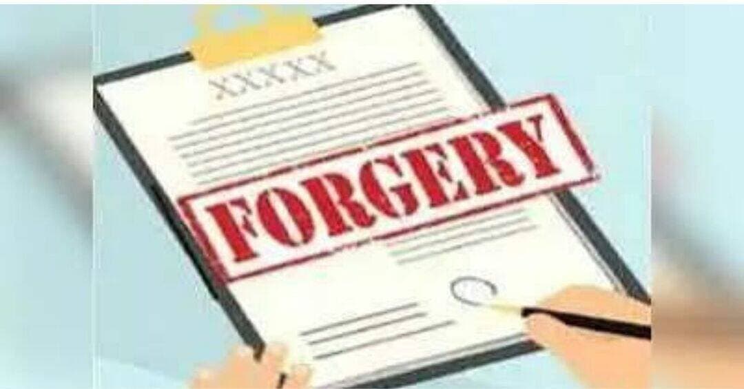 जिंदा व्यक्ति को कागजों में मारकर हड़प ली जमीन! फर्जी वसीयत से लेकर श्मशान की रसीद तक तैयार, 3 पर मुकदमा....
देहरादून: जमीन के फर्जीवाड़े से जुड़ा एक हैरान करने वाला मामला सामने आया है। आरोप है कि जमीन पर कब्जे और राजस्व अभिलेखों में नाम दर्ज कराने के लिए एक जीवित व्यक्ति को कागजों में मृत दिखा दिया गया। इतना ही नहीं, उसकी कथित मौत और अंतिम संस्कार से जुड़ी फर्जी रसीद तक तैयार कर दी गई। मामले में पुलिस ने एक प्रतिष्ठित कॉलेज के मालिक के बेटे, उसकी मां समेत तीन लोगों के खिलाफ मुकदमा दर्ज किया है।
प्रेमनगर थाना क्षेत्र से सामने आए इस मामले में पुलिस ने न्यायालय के आदेश के बाद शिकायत के आधार पर कार्रवाई शुरू की है। शिकायतकर्ता श्यामलाल, निवासी सिमलासग्रांट डोईवाला, ने आरोप लगाया है कि उनके पिता ताराचंद की जमीन को हड़पने के लिए फर्जी दस्तावेजों का सहारा लिया गया।
शिकायत के अनुसार, वर्ष 1995 में ताराचंद के नाम से कथित तौर पर फर्जी वसीयत तैयार की गई। इसके बाद उन्हें वर्ष 2002 में मृत दर्शाते हुए उनकी मौत और अंतिम संस्कार से संबंधित दस्तावेज भी तैयार किए गए। आरोप है कि इसी आधार पर जमीन के राजस्व रिकॉर्ड में आरोपियों के पक्ष में नाम दर्ज कराने की प्रक्रिया कराई गई।
मामले में सबसे चौंकाने वाली बात यह सामने आई है कि दस्तावेजों में ताराचंद की मृत्यु 14 जून 2002 दिखाई गई, जबकि शिकायतकर्ता के मुताबिक उनकी वास्तविक मृत्यु 20 नवंबर 2016 को हुई थी। ग्राम पंचायत सिमलासग्रांट से ताराचंद का वास्तविक मृत्यु प्रमाण पत्र भी जारी हुआ है।
आरोप है कि फर्जी वसीयत, कथित फर्जी श्मशान घाट की रसीद और अन्य दस्तावेजों के आधार पर ईस्ट हॉप टाउन स्थित करीब 0.4050 हेक्टेयर भूमि के राजस्व अभिलेखों में आरोपियों के पक्ष में प्रविष्टियां दर्ज कराई गईं। शिकायतकर्ता का कहना है कि इस पूरी प्रक्रिया से ताराचंद के कानूनी वारिसों को आर्थिक नुकसान हुआ और आरोपियों को अनुचित लाभ पहुंचा।
पुलिस ने मामले में संजय कुमार चौधरी, ओमवती और चंद्रावती के खिलाफ मुकदमा दर्ज किया है। प्रेमनगर थाना पुलिस के मुताबिक, श्यामलाल की शिकायत के आधार पर मुकदमा अपराध संख्या 216/2026 दर्ज किया गया है। आरोपियों के खिलाफ भारतीय न्याय कानून की संबंधित धाराओं के तहत कार्रवाई की जा रही है।
प्रेमनगर थाना प्रभारी गिरीश नेगी ने बताया कि शिकायत के आधार पर मुकदमा दर्ज कर लिया गया है। मामले की जांच की जा रही है और जांच में सामने आने वाले तथ्यों के आधार पर आगे की कानूनी कार्रवाई की जाएगी।
फिलहाल पुलिस की जांच में यह स्पष्ट होना बाकी है कि कथित फर्जी वसीयत, मृत्यु संबंधी दस्तावेज और श्मशान घाट की रसीद कैसे तैयार हुई और राजस्व रिकॉर्ड में नाम दर्ज कराने की पूरी प्रक्रिया किस तरह हुई।
<nis:link nis:type=tag nis:id=dehradun nis:value=Dehradun nis:enabled=true nis:link/> <nis:link nis:type=tag nis:id=landfraud nis:value=LandFraud nis:enabled=true nis:link/> <nis:link nis:type=tag nis:id=dehradunnews nis:value=DehradunNews nis:enabled=true nis:link/> <nis:link nis:type=tag nis:id=uttarakhandnews nis:value=UttarakhandNews nis:enabled=true nis:link/> <nis:link nis:type=tag nis:id=landscam nis:value=LandScam nis:enabled=true nis:link/> <nis:link nis:type=tag nis:id=propertyfraud nis:value=PropertyFraud nis:enabled=true nis:link/> <nis:link nis:type=tag nis:id=premnagar nis:value=Premnagar nis:enabled=true nis:link/> <nis:link nis:type=tag nis:id=uttarakhandpolice nis:value=UttarakhandPolice nis:enabled=true nis:link/> <nis:link nis:type=tag nis:id=landfraudcase nis:value=LandFraudCase nis:enabled=true nis:link/> <nis:link nis:type=tag nis:id=crimenews nis:value=CrimeNews nis:enabled=true nis:link/>