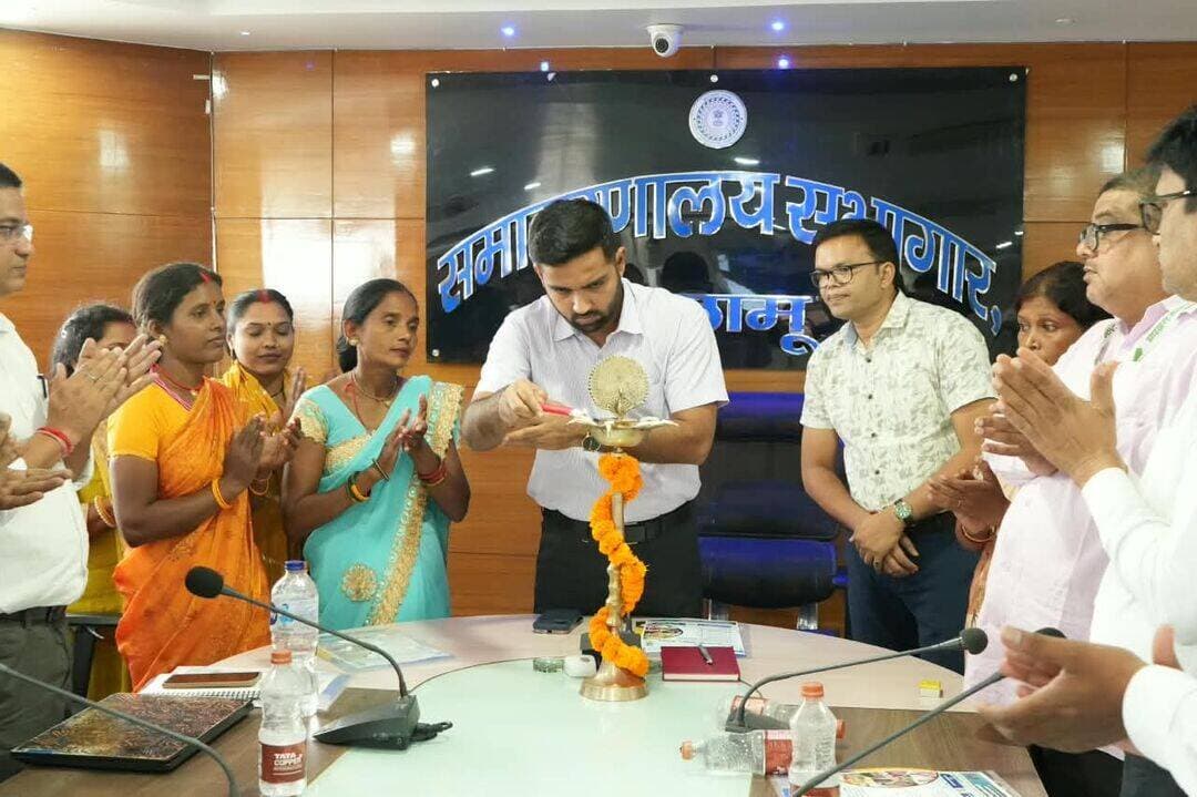 ग्रामीण उद्यमियों को मिलेगा व्यवसाय विस्तार और बाजार से जुड़ने का अवसर
झारखंड इनक्यूबेटर कार्यक्रम के तहत 150 उद्यमियों का होगा चयन,15 अक्टूबर तक ऑनलाइन आवेदन
मेदिनीनगर पलामू
ग्रामीण क्षेत्र के उद्यमियों को सशक्त बनाने, उनके व्यवसाय का विस्तार करने तथा आय में वृद्धि के उद्देश्य से पलामू जिले में झारखंड इनक्यूबेटर कार्यक्रम का शुभारंभ किया गया। इस अवसर पर समाहरणालय सभागार में आयोजित बैठक में उपायुक्त दिलीप प्रताप सिंह शेखावत ने कार्यक्रम की जानकारी लेते हुए जिले के पात्र उद्यमियों को इसका अधिक से अधिक लाभ दिलाने पर बल दिया।
यह कार्यक्रम भारत सरकार के ग्रामीण विकास मंत्रालय (MoRD) द्वारा अनुमोदित है तथा झारखंड राज्य आजीविका संवर्धन सोसाइटी (JSLPS) के सहयोग से आईआईएम कलकत्ता इनोवेशन पार्क द्वारा क्रियान्वित किया जा रहा है।
कार्यक्रम के माध्यम से पलामू जिले के ग्रामीण क्षेत्रों में कार्यरत उद्यमियों को गैर-कृषि क्षेत्र में अपने व्यवसाय को विकसित करने, बाजार से जोड़ने, नई तकनीक एवं व्यावसायिक प्रक्रियाओं की जानकारी प्राप्त करने तथा आय बढ़ाने के लिए आवश्यक सहयोग उपलब्ध कराया जाएगा।
150 उद्यमियों का होगा चयन
झारखंड इनक्यूबेटर कार्यक्रम के तहत जिले से 150 उद्यमियों का चयन किया जाएगा। चयनित उद्यमियों को व्यवसाय के विस्तार के लिए ₹10 लाख तक अनुदान/ब्याज-मुक्त ऋण के रूप में वित्तीय सहायता उपलब्ध कराने के साथ-साथ विभिन्न प्रकार का तकनीकी एवं व्यावसायिक सहयोग दिया जाएगा।
इसके तहत व्यक्तिगत मार्गदर्शन एवं व्यावसायिक प्रशिक्षण, ब्रांडिंग एवं व्यवसाय विकास, उपकरण एवं नई तकनीक की जानकारी, नेटवर्किंग एवं बाजार संपर्क, सरकारी योजनाओं तक पहुंच तथा व्यवसाय विस्तार के लिए आवश्यक तकनीकी सहयोग प्रदान किया जाएगा।
इन उद्यमियों को मिलेगा अवसर
कार्यक्रम के लिए सखी मंडल की सदस्यों, उनके परिवार अथवा निकट संबंधियों के स्वामित्व वाले उद्यम आवेदन कर सकते हैं। इसके अलावा पंजीकृत बड़े उद्यमी, समूह उद्यमी एवं व्यक्तिगत उद्यमी भी आवेदन कर सकते हैं। आवेदनकर्ता का उद्यम विनिर्माण (Manufacturing) अथवा सेवा (Services) क्षेत्र में कार्यरत होना चाहिए।
15 अक्टूबर तक ऑनलाइन आवेदन
पात्र एवं इच्छुक उद्यमी 15 अक्टूबर 2026 तक ऑनलाइन आवेदन कर सकते हैं।इसके लिये
https://nipjharkhand.iimcip.net पर आवेदन करना होगा।उपायुक्त श्री शेखावत ने जिले के पात्र उद्यमियों से अपील की कि वे इस पहल का अधिक से अधिक लाभ उठाएं। उन्होंने कहा कि इस प्रकार की पहल से ग्रामीण क्षेत्र के उद्यमियों को अपने व्यवसाय को व्यवस्थित रूप से आगे बढ़ाने, बाजार से जुड़ने तथा आजीविका एवं आय के नए अवसर सृजित करने में मदद मिलेगी।जेएसएलपीएस की ओर से भी जिले के पात्र उद्यमियों से निर्धारित समय-सीमा के भीतर ऑनलाइन आवेदन कर इस महत्वपूर्ण अवसर का लाभ उठाने की अपील की गयी।कार्यक्रम में जिला कार्यक्रम प्रबंधक अनीता सी केरकेट्टा, जिला प्रबंधक स्किल नवल किशोर राजू , अख्तर अंसारी, मिथिलेश कुमार, आशीष शुक्ल सभी प्रखंड कार्यक्रम प्रबंधक और CRPEP, BDSP और लाभार्थियों ने भाग लिया ।