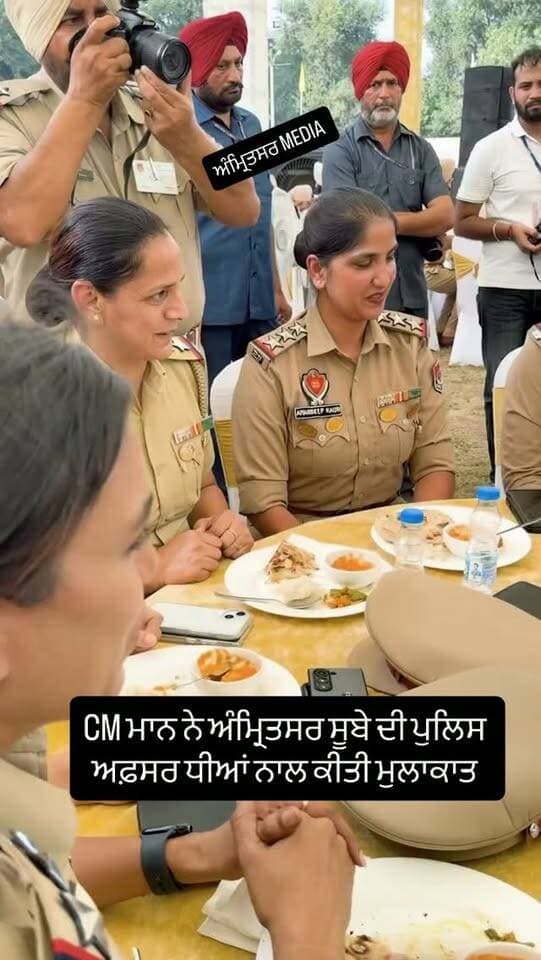 CM ਮਾਨ ਨੇ ਅੰਮ੍ਰਿਤਸਰ ਸੂਬੇ ਦੀ ਪੁਲਿਸ ਅਫ਼ਸਰ ਧੀਆਂ ਨਾਲ ਕੀਤੀ ਮੁਲਾਕਾਤ
