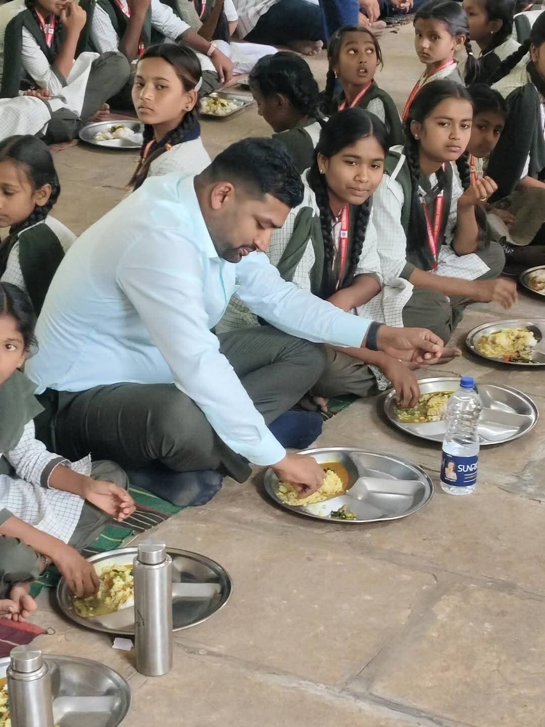 असे जिल्हाधिकारी होणे नव्हे... विद्यार्थ्याच्या पंक्तीला बसून जिल्हाधिकारी यांचे भोजन... सॅल्युट सर!