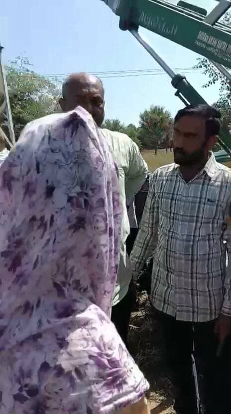 बूंटीनाथपुरा में सोलर लाइन के विरोध में खंभों पर चढ़े किसान, पुलिस पहरे में पोल रोपने का आरोप
डीडवाना जिले के बूंटीनाथपुरा से कालोली तक प्रस्तावित 33 केवी सोलर लाइन परियोजना को लेकर किसानों का विरोध और उग्र होता जा रहा है। किसानों ने कंपनी पर बिना - मुआवजा दिए जबरन पोल रोपने का आरोप लगाते हुए खंभों पर चढ़कर जोरदार प्रदर्शन किया। किसानों का आरोप है कि कंपनी कर्मियों ने लापरवाही बरतते हुए चालू विद्युत लाइन पर तार टांककर कार्य अधूरा छोड़ दिया, जिससे पूरे क्षेत्र की बिजली आपूर्ति ठप्प हो गई। वहीं एक घर की सर्विस लाइन पर खुले तार छोड़ने से करंट लगने के कारण - किसान की बकरी घायल हो गई। महीने में तीसरी बार हुई इस तरह की घटना के बाद डिस्कॉम कर्मचारियों के मौके पर न पहुंचने से ग्रामीणों में भारी आक्रोश है।
पुलिस मौजूदगी में दूसरे क्षेत्र में गड्डे खोद पोल लगाने का काम शुरू किया।किसानों के अनुसार सोमवार रात कंपनी ने 3 से 4 थानों की पुलिस मौजूदगी में दूसरे क्षेत्र में करीब 10 फीट गहरे गड्ढे खोदकर पोल लगाने का काम शुरू किया। इसका महिलाओं सहित ग्रामीणों ने कड़ा विरोध किया। आक्रोशित युवा व किसान खंभों पर चढ़ गए और कंपनी व प्रशासन के खिलाफ जमकर नारेबाजी की। धरना स्थल पर किसान सभा के जिलाध्यक्ष भागीरथ नेतड़, उदाराम चौकी, कानाराम बिजारणियां, शुभम, दारा सिंह, अर्जुन रणवा सहित कालोली, चावण्डिया व बूंटीनाथपुरा के कई किसान जुटे। किसानों ने पीड़ित भू-स्वामियों को उचित मुआवजा दिलाने, लापरवाह कंपनी पर कार्रवाई करने और चालू लाइनों पर जोखिमपूर्ण काम तुरंत रोकने की मांग की है।