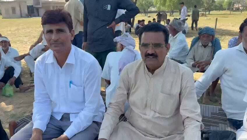 बूंटीनाथपुरा में सोलर लाइन के विरोध में खंभों पर चढ़े किसान, पुलिस पहरे में पोल रोपने का आरोप
डीडवाना जिले के बूंटीनाथपुरा से कालोली तक प्रस्तावित 33 केवी सोलर लाइन परियोजना को लेकर किसानों का विरोध और उग्र होता जा रहा है। किसानों ने कंपनी पर बिना - मुआवजा दिए जबरन पोल रोपने का आरोप लगाते हुए खंभों पर चढ़कर जोरदार प्रदर्शन किया। किसानों का आरोप है कि कंपनी कर्मियों ने लापरवाही बरतते हुए चालू विद्युत लाइन पर तार टांककर कार्य अधूरा छोड़ दिया, जिससे पूरे क्षेत्र की बिजली आपूर्ति ठप्प हो गई। वहीं एक घर की सर्विस लाइन पर खुले तार छोड़ने से करंट लगने के कारण - किसान की बकरी घायल हो गई। महीने में तीसरी बार हुई इस तरह की घटना के बाद डिस्कॉम कर्मचारियों के मौके पर न पहुंचने से ग्रामीणों में भारी आक्रोश है।
पुलिस मौजूदगी में दूसरे क्षेत्र में गड्डे खोद पोल लगाने का काम शुरू किया।किसानों के अनुसार सोमवार रात कंपनी ने 3 से 4 थानों की पुलिस मौजूदगी में दूसरे क्षेत्र में करीब 10 फीट गहरे गड्ढे खोदकर पोल लगाने का काम शुरू किया। इसका महिलाओं सहित ग्रामीणों ने कड़ा विरोध किया। आक्रोशित युवा व किसान खंभों पर चढ़ गए और कंपनी व प्रशासन के खिलाफ जमकर नारेबाजी की। धरना स्थल पर किसान सभा के जिलाध्यक्ष भागीरथ नेतड़, उदाराम चौकी, कानाराम बिजारणियां, शुभम, दारा सिंह, अर्जुन रणवा सहित कालोली, चावण्डिया व बूंटीनाथपुरा के कई किसान जुटे। किसानों ने पीड़ित भू-स्वामियों को उचित मुआवजा दिलाने, लापरवाह कंपनी पर कार्रवाई करने और चालू लाइनों पर जोखिमपूर्ण काम तुरंत रोकने की मांग की है।