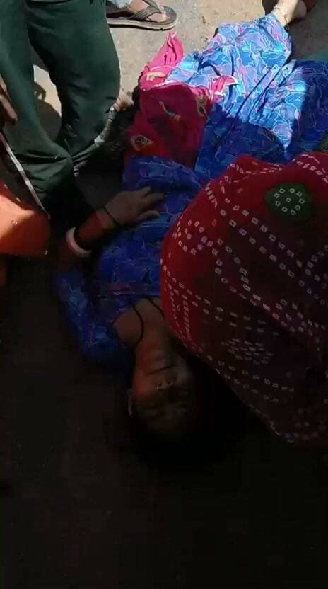 बूंटीनाथपुरा में सोलर लाइन के विरोध में खंभों पर चढ़े किसान, पुलिस पहरे में पोल रोपने का आरोप
डीडवाना जिले के बूंटीनाथपुरा से कालोली तक प्रस्तावित 33 केवी सोलर लाइन परियोजना को लेकर किसानों का विरोध और उग्र होता जा रहा है। किसानों ने कंपनी पर बिना - मुआवजा दिए जबरन पोल रोपने का आरोप लगाते हुए खंभों पर चढ़कर जोरदार प्रदर्शन किया। किसानों का आरोप है कि कंपनी कर्मियों ने लापरवाही बरतते हुए चालू विद्युत लाइन पर तार टांककर कार्य अधूरा छोड़ दिया, जिससे पूरे क्षेत्र की बिजली आपूर्ति ठप्प हो गई। वहीं एक घर की सर्विस लाइन पर खुले तार छोड़ने से करंट लगने के कारण - किसान की बकरी घायल हो गई। महीने में तीसरी बार हुई इस तरह की घटना के बाद डिस्कॉम कर्मचारियों के मौके पर न पहुंचने से ग्रामीणों में भारी आक्रोश है।
पुलिस मौजूदगी में दूसरे क्षेत्र में गड्डे खोद पोल लगाने का काम शुरू किया।किसानों के अनुसार सोमवार रात कंपनी ने 3 से 4 थानों की पुलिस मौजूदगी में दूसरे क्षेत्र में करीब 10 फीट गहरे गड्ढे खोदकर पोल लगाने का काम शुरू किया। इसका महिलाओं सहित ग्रामीणों ने कड़ा विरोध किया। आक्रोशित युवा व किसान खंभों पर चढ़ गए और कंपनी व प्रशासन के खिलाफ जमकर नारेबाजी की। धरना स्थल पर किसान सभा के जिलाध्यक्ष भागीरथ नेतड़, उदाराम चौकी, कानाराम बिजारणियां, शुभम, दारा सिंह, अर्जुन रणवा सहित कालोली, चावण्डिया व बूंटीनाथपुरा के कई किसान जुटे। किसानों ने पीड़ित भू-स्वामियों को उचित मुआवजा दिलाने, लापरवाह कंपनी पर कार्रवाई करने और चालू लाइनों पर जोखिमपूर्ण काम तुरंत रोकने की मांग की है।