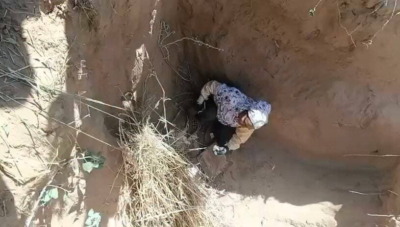 बूंटीनाथपुरा में सोलर लाइन के विरोध में खंभों पर चढ़े किसान, पुलिस पहरे में पोल रोपने का आरोप
डीडवाना जिले के बूंटीनाथपुरा से कालोली तक प्रस्तावित 33 केवी सोलर लाइन परियोजना को लेकर किसानों का विरोध और उग्र होता जा रहा है। किसानों ने कंपनी पर बिना - मुआवजा दिए जबरन पोल रोपने का आरोप लगाते हुए खंभों पर चढ़कर जोरदार प्रदर्शन किया। किसानों का आरोप है कि कंपनी कर्मियों ने लापरवाही बरतते हुए चालू विद्युत लाइन पर तार टांककर कार्य अधूरा छोड़ दिया, जिससे पूरे क्षेत्र की बिजली आपूर्ति ठप्प हो गई। वहीं एक घर की सर्विस लाइन पर खुले तार छोड़ने से करंट लगने के कारण - किसान की बकरी घायल हो गई। महीने में तीसरी बार हुई इस तरह की घटना के बाद डिस्कॉम कर्मचारियों के मौके पर न पहुंचने से ग्रामीणों में भारी आक्रोश है।
पुलिस मौजूदगी में दूसरे क्षेत्र में गड्डे खोद पोल लगाने का काम शुरू किया।किसानों के अनुसार सोमवार रात कंपनी ने 3 से 4 थानों की पुलिस मौजूदगी में दूसरे क्षेत्र में करीब 10 फीट गहरे गड्ढे खोदकर पोल लगाने का काम शुरू किया। इसका महिलाओं सहित ग्रामीणों ने कड़ा विरोध किया। आक्रोशित युवा व किसान खंभों पर चढ़ गए और कंपनी व प्रशासन के खिलाफ जमकर नारेबाजी की। धरना स्थल पर किसान सभा के जिलाध्यक्ष भागीरथ नेतड़, उदाराम चौकी, कानाराम बिजारणियां, शुभम, दारा सिंह, अर्जुन रणवा सहित कालोली, चावण्डिया व बूंटीनाथपुरा के कई किसान जुटे। किसानों ने पीड़ित भू-स्वामियों को उचित मुआवजा दिलाने, लापरवाह कंपनी पर कार्रवाई करने और चालू लाइनों पर जोखिमपूर्ण काम तुरंत रोकने की मांग की है।