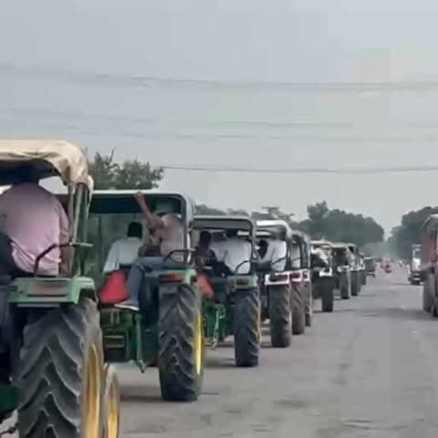 821 हेक्टेयर जमीन पर किसानों का ‘जमीन बचाओ’ मोर्चा, कलेक्ट्रेट में 4 घंटे धरना
सतना। नागौद तहसील के 12 गांवों की 821 हेक्टेयर कृषि भूमि पर प्रस्तावित दो लाइम स्टोन ब्लॉक को डालमिया सीमेंट (भारत) लिमिटेड को आवंटित किए जाने के विरोध में मंगलवार को सैकड़ों किसान ट्रैक्टर रैली लेकर सतना पहुंचे और कलेक्ट्रेट के मेनगेट पर करीब चार घंटे धरना दिया। किसानों की चिंता है कि जिले की उपजाऊ खेती की जमीन हाथ से निकलने के साथ उनकी आजीविका और गांवों का भविष्य प्रभावित होगा। किसानों के भारी विरोध के बीच कलेक्टर डॉ. सतीश कुमार एस ने 17 अक्टूबर को कोलाड के शासकीय प्राथमिक स्कूल में प्रस्तावित जनसुनवाई स्थगित कर दी। हालांकि जनसुनवाई रोकना तत्काल राहत है, लेकिन किसानों का सवाल प्रशासनिक अदूरदर्शिता पर है—इतने बड़े भू-भाग और सैकड़ों परिवारों से जुड़े फैसले में पहले किसानों की आशंकाओं और जमीन के भविष्य पर पर्याप्त संवाद क्यों नहीं हुआ? विरोध के दौरान पुलिस के