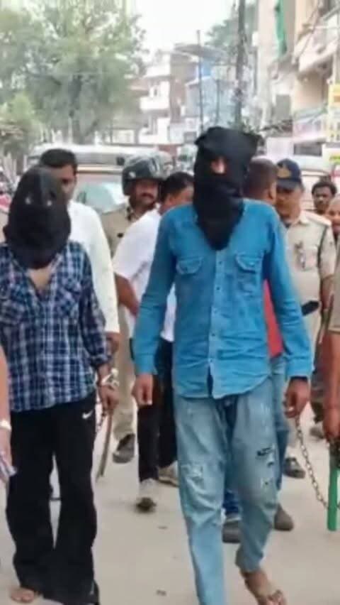 फायरिंग के 8 दिन बाद पकड़े गए सगे भाई, गंभीर मामलों में वांटेड फिर भी शहर में घूमते रहे
सतना। रेत कारोबारी संजय कुमार अग्रवाल पर फायरिंग के मामले में सिटी कोतवाली पुलिस ने सगे भाइयों उमर खान (22) और भइया खान उर्फ मकबूल (27) को गिरफ्तार कर उनके कब्जे से 315 बोर का कट्टा बरामद किया है। 28 सितंबर की रात भुजवा मोहल्ले में दुकान के पास पान बंधवाते समय बाइक सवार दोनों आरोपियों ने गाली-गलौज के बाद कट्टे से फायर किया था, गोली संजय की जांघ में लगी थी। सीसीटीवी और मुखबिर तंत्र के जरिए पुलिस करीब आठ दिन बाद आरोपियों तक पहुंची। मामले का दूसरा पहलू पुलिस की कार्यप्रणाली पर सवाल खड़े करता है—उमर नाबालिग से दुष्कर्म के मामले में फरवरी से फरार था, जबकि भइया खान रंगदारी, अड़ीबाजी और मारपीट के मामलों में पुलिस को वांटेड था। इसके बावजूद दोनों पुलिस की नाक के नीचे शहर में खुलेआम घूमते रहे और आखिरकार व्यापारी पर फायरिंग जैसी वारदात को अंजाम दे दिया। गिरफ्तारी में हु�