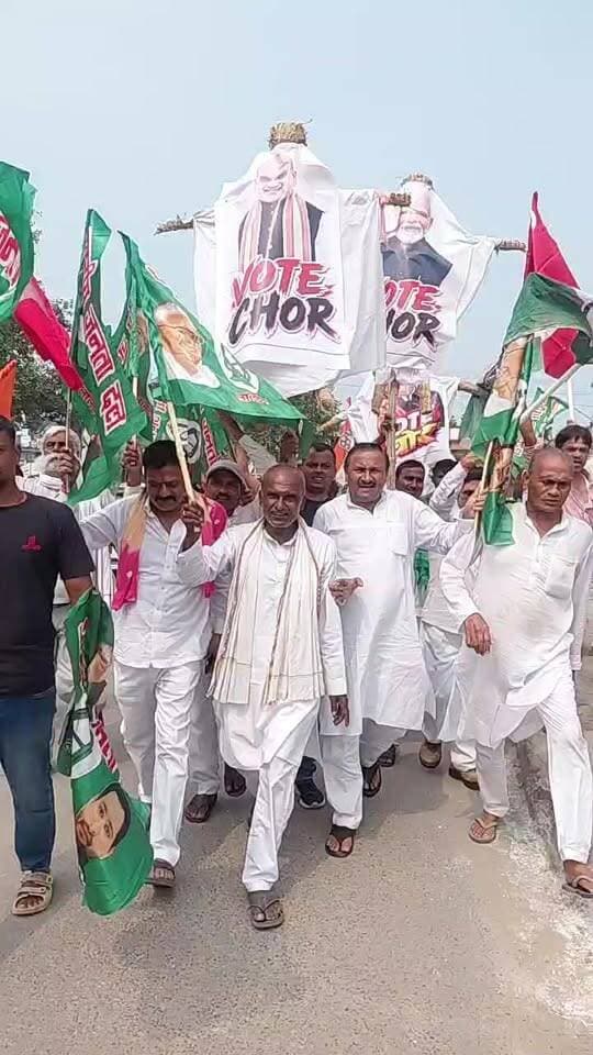 महागठबंधन के नेताओं पीएम नरेंद्र मोदी,गृहमंत्री अमित शाह,चुनाव आयोग आयुक्त ज्ञानेश कुमार का पुतलादहन बख्तियारपुर के न्यू बाईपास तेराहा पर किया।
#reelsvideoシ #reelsviralシ #viralreelschallenge #reelsvideo #biharireels #shortsviral #mokamanews #MLCElections #Bakhtiyarpur #NewsUpdate #NarendraModi Narendra Modi Amit Shah