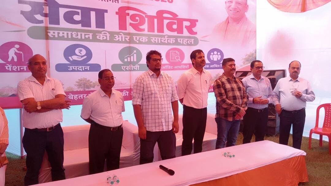 नगर निगम में सेवा संकल्प कैंप, कर्मचारियों की लंबित फाइलों का मौके पर निस्तारण
<nis:link nis:type=tag nis:id=बरेली। nis:value=बरेली। nis:enabled=true nis:link/> नगर निगम परिसर में मंगलवार को सेवा संकल्प अभियान के तहत एक दिवसीय कैंप लगाया गया। कैंप में निगम के करीब साढ़े तीन हजार कर्मचारियों से जुड़ी लंबित समस्याओं के निस्तारण के लिए अलग-अलग काउंटर बनाए गए। इनमें एसीपी, पेंशन, लीव इनकैशमेंट, प्रमोशन और स्थायीकरण से संबंधित मामलों को प्राथमिकता दी गई।
अलग-अलग विभागों के विभागाध्यक्ष और लिपिक काउंटरों पर मौजूद रहे। कर्मचारियों की फाइलों में जहां भी कमी मिली, उसकी जानकारी मौके पर ही दी गई और आवश्यक रिपोर्ट लगाई गई, ताकि लंबित मामलों का जल्द निस्तारण कर भुगतान की प्रक्रिया आगे बढ़ाई जा सके।
कैंप में आम लोगों की समस्याओं के लिए भी काउंटर बनाए गए। हाउस टैक्स, ओटीएस, सड़क निर्माण और गड्ढों की मरम्मत समेत अन्य शिकायतों के आवेदन लिए गए। इसका उद्देश्य लोगों को एक कार्यालय से दूसरे कार्यालय के चक्कर लगाने से राहत देना है। नगर निगम अधिकारियों के अनुसार इस तरह के कैंप आगे भी आयोजित किए जाते रहेंगे।
बाइट: नगर आयुक्त संजीव मौर्य
Bareilly news Live <nis:link nis:type=tag nis:id=nagar nis:value=Nagar nis:enabled=true nis:link/> <nis:link nis:type=tag nis:id=nigam nis:value=Nigam nis:enabled=true nis:link/> <nis:link nis:type=tag nis:id=bareilly nis:value=Bareilly nis:enabled=true nis:link/>