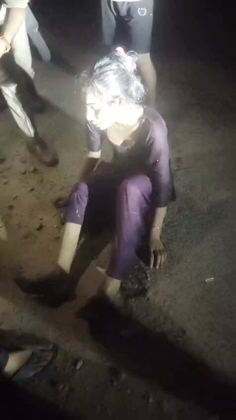 खुर्जा: नहर में बह रही युवती की ग्रामीणों ने बचाई जान, पुलिस जांच में जुटी
खुर्जा। क्षेत्र के नगला चीती गांव के पास उस समय हड़कंप मच गया जब नहर के तेज बहाव में एक युवती बहती हुई दिखाई दी। ग्रामीणों ने तत्परता और साहस का परिचय देते हुए कड़ी मशक्कत के बाद युवती को सुरक्षित बाहर निकाल लिया।
घटना के बाद का एक वीडियो भी सामने आया है, जिसमें सुरक्षित बचाई गई युवती ग्रामीणों को अपनी आपबीती सुनाती नजर आ रही है। मामले की सूचना मिलते ही स्थानीय पुलिस तुरंत मौके पर पहुंची। पुलिस ने युवती को अपनी कस्टडी में लेकर घटना के कारणों का पता लगाना शुरू कर दिया है और मामले की गहन जांच में जुट गई है।