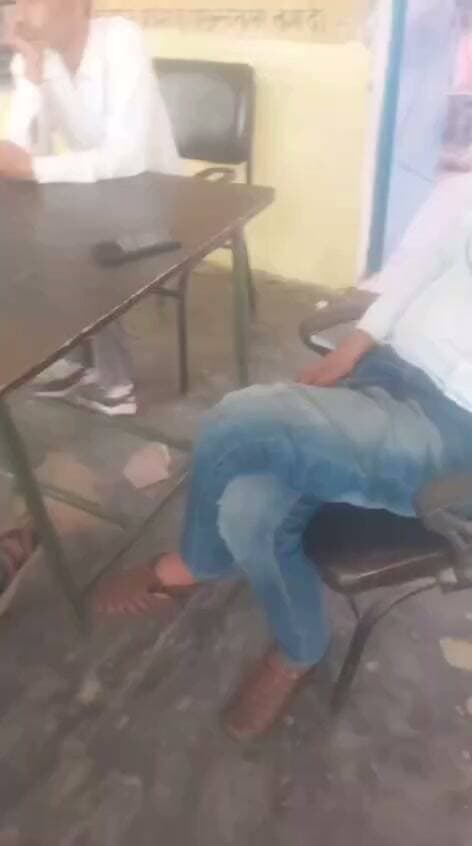 बुलंदशहर: प्राथमिक विद्यालय में नशे में धुत पहुंचता है शिक्षक, बच्चों से मारपीट व अश्लीलता का गंभीर आरोप
बुलंदशहर:नरसेना क्षेत्र के महुआ खेड़ा गांव स्थित प्राथमिक विद्यालय से गुरु-शिष्य की परंपरा को तार-तार कर देने वाला गंभीर मामला सामने आया है। विद्यालय में तैनात एक शिक्षक पर रोज शराब के नशे में स्कूल पहुंचने, मासूम बच्चों के साथ मारपीट करने, स्कूल में गंदगी फैलाने और अश्लील हरकतें करने के बेहद संगीन आरोप लगे हैं।
पंके से लटकाकर बच्चे को पीटने का वीडियो वायरल
ग्रामीणों का आरोप है कि शिक्षक रोजाना नशे की हालत में स्कूल आता है और बच्चों के साथ हिंसक व्यवहार करता है। आरोपी शिक्षक नशे में विद्यालय के सामान व संसाधनों के साथ तोड़फोड़ भी करता है। हाल ही में एक छात्र को पंखे से लटकाकर पीटने के दौरान शराब के नशे में धुत अध्यापक का वीडियो भी सोशल मीडिया पर वायरल हुआ है, जिससे लोगों में भारी आक्रोश है।
ग्रामीणों ने की कड़ी कार्रवाई की मांग
ग्रामीणों ने बताया कि आरोपी शिक्षक मासूम छात्र-छात्राओं के साथ अक्सर अश्लील हरकतें भी करता है, जिससे बच्चे डर के मारे स्कूल जाने से कतराने लगे हैं। मामले का वीडियो वायरल होने के बाद परिजनों और ग्रामीणों ने शिक्षा विभाग तथा पुलिस प्रशासन से आरोपी शिक्षक को तत्काल निलंबित कर सख्त कानूनी कार्रवाई करने की मांग की है।