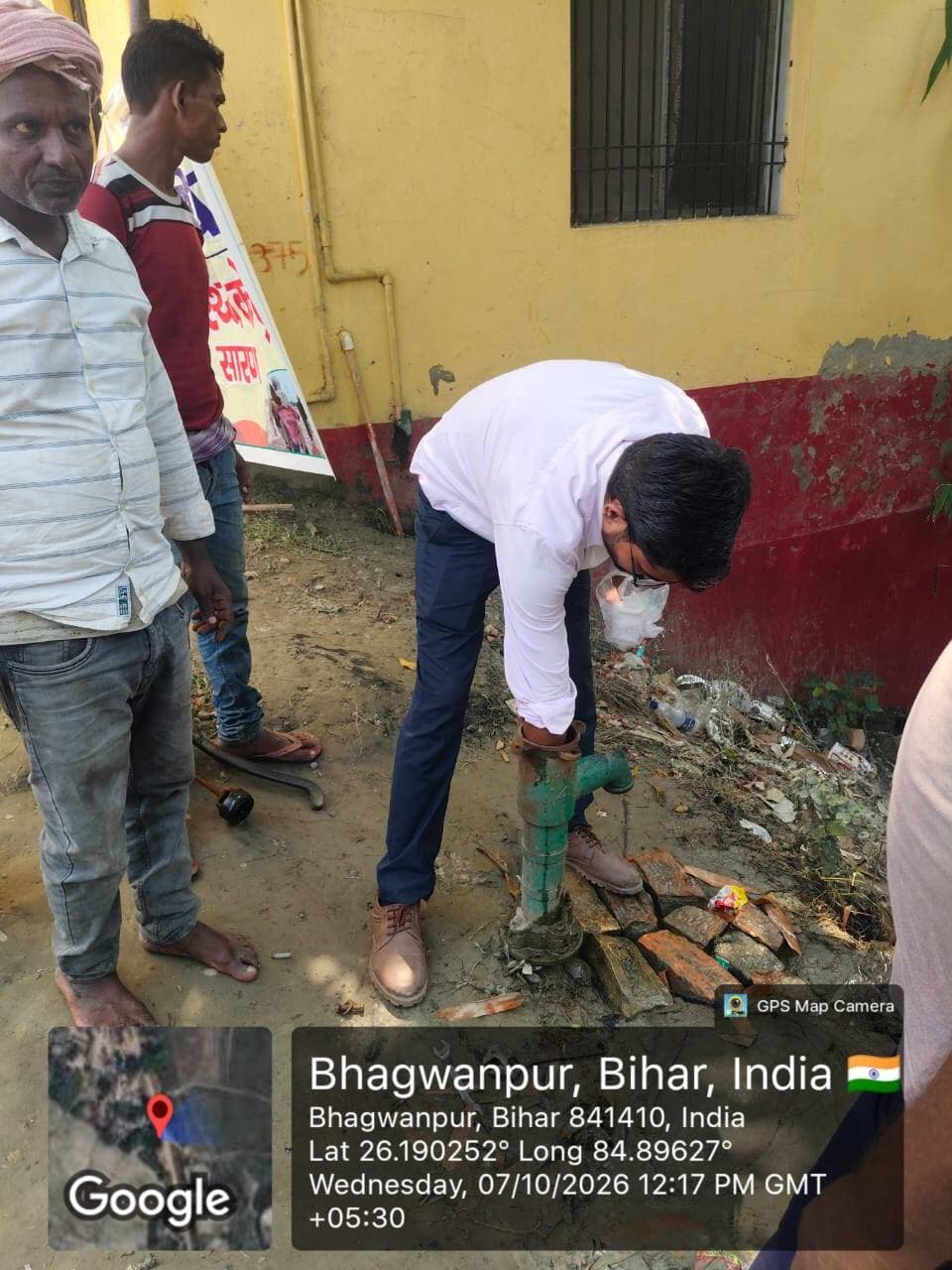 बाढ़ प्रभावित क्षेत्रों में स्वच्छ पेयजल के साथ शौचालय एवं स्वच्छता व्यवस्था पर विशेष ध्यान
=================
सारण, 7 अक्टूबर 2026
=================
बाढ़ प्रभावित क्षेत्रों में स्वच्छ पेयजल एवं बेहतर स्वच्छता सुविधा उपलब्ध कराने को लेकर जिला प्रशासन, सारण द्वारा लगातार आवश्यक कार्रवाई की जा रही है। जिला पदाधिकारी, सारण श्री वैभव श्रीवास्तव के निर्देश पर प्रभावित क्षेत्रों में जरूरत के अनुसार वाटर टैंकर के माध्यम से नियमित पेयजल उपलब्ध कराया जा रहा है तथा बाढ़ के पानी से प्रभावित चापाकलों की जांच कर उन्हें दुरुस्त करने के साथ ही हैलोजन टैबलेट डालकर पानी को शुद्ध भी किया जा रहा है।
वहीं, बाढ़ प्रभावित परिवारों की सुविधा और स्वच्छता को ध्यान में रखते हुए राहत एवं आश्रय स्थलों सहित प्रभावित क्षेत्रों में अस्थायी शौचालयों का निर्माण भी कराया जा रहा है। जहां पहले से अस्थायी शौचालय उपलब्ध हैं, वहां उनकी नियमित सफाई एवं आवश्यक रखरखाव सुनिश्चित किया जा रहा है, ताकि लोगों को स्वच्छ एवं सुरक्षित वातावरण मिल सके। जिला प्रशासन द्वारा राहत कार्यों के साथ-साथ स्वच्छ पेयजल, शौचालय एवं स्वच्छता की सुविधाओं को भी प्राथमिकता के आधार पर सुनिश्चित किया जा रहा है।