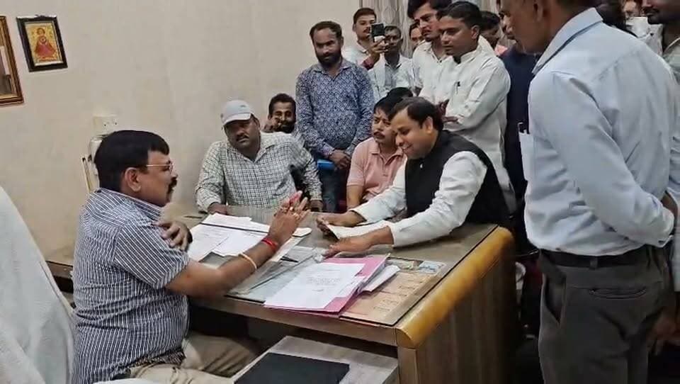 ई रिक्शा व्यापारियों की समस्याओं को लेकर एआरटीओ से मिले सपा नेता
हरदोई। समाजवादी व्यापार सभा के प्रदेश सचिव रामज्ञान गुप्ता ने ई-रिक्शा डीलर व्यापारियों के साथ हरदोई सहायक संभागीय परिवहन अधिकारी अरविंद कुमार सिंह से ई -रिक्शा चालकों एवं ई रिक्शा डीलरों की समस्याओं को लेकर मुलाकात की।
सपा नेता रामज्ञान गुप्ता ने बताया कि हरदोई के एआरटीओ द्वारा ई रिक्शा चालकों से ई रिक्शा ट्रेनिंग सर्टिफिकेट प्रस्तुत किए जाने के बाद ही पंजीकरण होगा ई रिक्शा ट्रेनिंग सर्टिफिकेट बनवाने के लिए 10000 से 12000 ई रिक्शा चालक से लिया जाता है जबकि सरकारी फीस 1500 से 2000 तक आती है लगभग 3 महीने से कोई ई रिक्शा का हरदोई एआरटीओ में पंजीकरण नहीं किया गया है जबकि शासन से कोई ऐसा रूल नहीं बनाया गया है कि वाहन के पंजीकरण के समय किसी भी प्रकार का कोई ड्राइविंग लाइसेंस या ट्रेनिंग सर्टिफिकेट उपलब्ध कराया जाए। भाजपा सरकार में भ्रष्टाचार चरम पर है आम जनमानस त्रस्त हो चुका है।
सपा नेता रामज्ञान गुप्ता ने कहा कि भाजपा सरकार में जो भी नियम कानून बनते हैं सब गरीबों के लिए बनाए जाते हैं गरीबों का उत्पीड़न किया जा रहा है भाजपा सरकार में गरीब और गरीब होता जा रहा है। ई-रिक्शा के अलावा किसी अन्य वाहन के पंजीकरण में ड्राइवर लाइसेंस या सर्टिफिकेट का कोई नियम आरटीओ द्वारा नहीं बनाया गया है सिर्फ ई रिक्शा चालकों पर ही क्यों लागू किया जा रहाहै..??
उन्होंने बताया सभी ई रिक्शा डीलरों को अनावश्यक परेशान किया जा रहा है व्यापारी आज अपने को भाजपा सरकार से ठगा महसूस कर रहा है ऐसा प्रतीत होता है कि भाजपा सरकार की मंशा है कि गरीब कभी अपने रोजगार का साधन न जुटा पाए।
उन्होंने कहा कि समाजवादी सरकार में गरीबों को अखिलेश यादव जी द्वारा निशुल्क रिक्शा वितरण किये गये थे भाजपा सरकार में गरीबों को रोड पर ई रिक्शा प्रशासन चलने नहीं दे रहा है प्रतिदिन रिक्शा सीज और चालान कर दिए जाते हैं एआरटीओ ऑफिस द्वारा ई रिक्शा चालकों को आरसी नहीं दी जा रही है
जिससे गरीब बहुत परेशान है।
रामज्ञान गुप्ता ने बताया कि ई रिक्शा डीलरों के ई रिक्शा लंबित पंजीकरण जो तीन माह से रोके गए हैं अगर जल्द ही पंजीकरण नही किए गए तो सभी व्यापारी अनिश्चित कालीन हड़ताल और धरना पर बैठेगे।
इस मौके पर व्यापारी मुख्य रूप से मौजूद रहे राजीव गुप्ता, पंकज गुप्ता, कन्हैया गुप्ता, संतराम गुप्ता, राजू गुप्ता, प्रदीप गुप्ता, निखिल श्रीवास्तव, अनुज श्रीवास्तव, प्रभात मिश्रा, विपिन गुप्ता, अवधेश गुप्ता, भईया लाल, दानिश खान, बादशाह खान, कुलदीप, गौरव श्रीवास्तव, शुभम गुप्ता, सोनू गुप्ता रामू यादव, विकास त्रिपाठी, विकास गुप्ता, धर्मेंद्र यादव दीपू, आदि लोग मौजूद रहे।