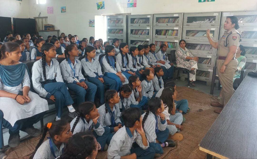 सेफ सिटी टीम ने राजकीय वरिष्ठ माध्यमिक विद्यालय टॉपर कला में बच्चों को किया जागरूक, गुड टच-बैड टच, साइबर अपराध, नशे के दुष्प्रभाव और हेल्पलाइन 112 की दी जानकारी
पुलिस प्रवक्ता ने जानकारी देते हुए बताया कि पुलिस अधीक्षक कमलदीप गोयल के मार्गदर्शन में जिला पुलिस द्वारा आमजन, विशेषकर स्कूली विद्यार्थियों को जागरूक करने के उद्देश्य से विभिन्न शिक्षण संस्थानों में लगातार जागरूकता कार्यक्रम आयोजित किए जा रहे हैं। इसी अभियान के तहत सेफ सिटी टीम की एएसआई नीलम ने राजकीय वरिष्ठ माध्यमिक विद्यालय टॉपर कला में विद्यार्थियों के बीच जागरूकता कार्यक्रम का आयोजन किया।
कार्यक्रम के दौरान एएसआई नीलम ने बच्चों को उनकी सुरक्षा से जुड़े महत्वपूर्ण विषयों पर विस्तार से जानकारी दी। उन्होंने बच्चों को गुड टच और बैड टच के बारे में सरल एवं प्रभावी तरीके से समझाते हुए बताया कि यदि कोई व्यक्ति उनके साथ अनुचित व्यवहार करता है तो वे बिना किसी डर या झिझक के अपने माता-पिता, शिक्षकों अथवा किसी विश्वसनीय बड़े व्यक्ति को इसकी जानकारी दें। उन्होंने बच्चों को यह भी बताया कि किसी भी आपात स्थिति में तुरंत पुलिस हेल्पलाइन नंबर 112 पर संपर्क कर सहायता प्राप्त की जा सकती है।
इसके अलावा विद्यार्थियों को साइबर अपराधों के बढ़ते मामलों के प्रति भी जागरूक किया गया। बच्चों को सोशल मीडिया का सुरक्षित उपयोग करने, किसी भी अनजान व्यक्ति से व्यक्तिगत जानकारी साझा नहीं करने, फर्जी लिंक पर क्लिक करने से बचने तथा ऑनलाइन ठगी और साइबर धोखाधड़ी से सतर्क रहने की सलाह दी गई। उन्होंने कहा कि यदि किसी के साथ साइबर अपराध होता है तो इसकी सूचना तुरंत पुलिस को दें ताकि समय रहते उचित कार्रवाई की जा सके।
कार्यक्रम में नशे के दुष्प्रभावों पर भी विस्तार से चर्चा की गई। एएसआई नीलम ने विद्यार्थियों को बताया कि नशा न केवल स्वास्थ्य को नुकसान पहुंचाता है बल्कि व्यक्ति के भविष्य, परिवार और समाज पर भी प्रतिकूल प्रभाव डालता है। उन्होंने विद्यार्थियों से नशे से दूर रहने तथा अपने मित्रों और परिवार के सदस्यों को भी इसके प्रति जागरूक करने का आह्वान किया।
विद्यार्थियों ने पुलिस अधिकारियों से विभिन्न विषयों पर सवाल पूछे, जिनका संतोषजनक उत्तर दिया गया। पुलिस ने बच्चों से कानून का पालन करने, सुरक्षित रहने और किसी भी संदिग्ध गतिविधि की सूचना तुरंत पुलिस को देने की अपील की। जिला पुलिस ने कहा कि भविष्य में भी ऐसे जागरूकता कार्यक्रम लगातार आयोजित किए जाते रहेंगे ताकि बच्चों और युवाओं में सुरक्षा तथा कानून के प्रति जागरूकता बढ़ाई जा सके।