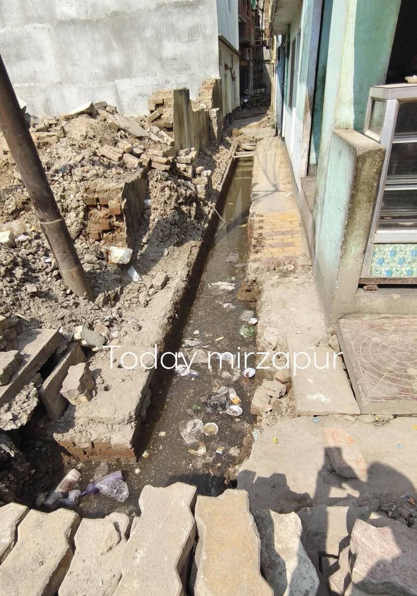 रमई पट्टी रोड पर खोदी गई नाली बनी मुसीबत, गंदा पानी पीने को मजबूर लोग
मिर्जापुर। नगर पालिका क्षेत्र के रमई पट्टी रोड पर नाली खोदकर छोड़ दिए जाने से राहगीरों और मोहल्लेवासियों को भारी परेशानी का सामना करना पड़ रहा है। स्थानीय लोगों का आरोप है कि नाली की समस्या को लेकर जिलाधिकारी को ज्ञापन भी सौंपा गया था, लेकिन अब तक कोई सुनवाई नहीं हुई।
नाली की दुर्दशा के कारण पेयजल पाइप में गंदा पानी आने की शिकायत भी सामने आई है। लोगों का कहना है कि मजबूरी में उन्हें दूषित पानी पीना पड़ रहा है। मोहल्लेवासियों ने प्रशासन से जल्द नाली की मरम्मत कराने और पेयजल समस्या का समाधान कराने की मांग की है।
#TodayMirzapur #MirzapurNews #मिर्जापुर #रमईपट्टी #नगरपालिका #जनसमस्या #नालीसमस्या #पेयजल #जिलाधिकारी #TodayNews