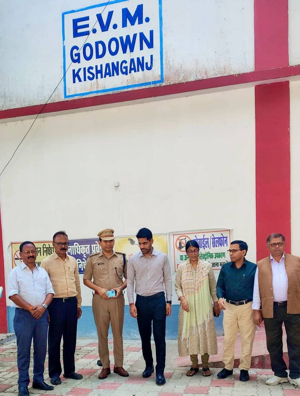 किशनगंज जिला मुख्यालय अन्तर्गत आज दिनांक 7 अक्टूबर 2026 को जिला पदाधिकारी सह निवार्चन पदाधिकारी नवीन कुमार एवं पुलिस कप्तान संतोष कुमार, द्वारा भ्रमण कार्यक्रम के दौरान पुरानी अनुमंडल कार्यालय किशनगंज अवस्थित ईवीएम वेयरहाउस की सुरक्षा व्यवस्था का मासिक निरीक्षण संयुक्त रूप से किया गया ।
ईवीएम वेयरहाउस की सुरक्षा व्यवस्था हेतु सीसीटीवी कैमरा, सुरक्षा गार्ड की समुचित व्यवस्था सुनिश्चित की गई है । साथ ही साफ सफाई की भी समुचित व्यवस्था सुनिश्चित की गई है ।
इस अवसर पर जिला पंचायती राज पदाधिकारी, जिला उप निर्वाचन पदाधिकारी सहित सभी मान्यता प्राप्त राजनीतिक दलों के प्रतिनिधि गण उपस्थित थें। #viralreels #viralreelschallenge #viralpost #vacaciones #viralchallenge #videogames #newyork #2026Goals #BIG_BREAKING