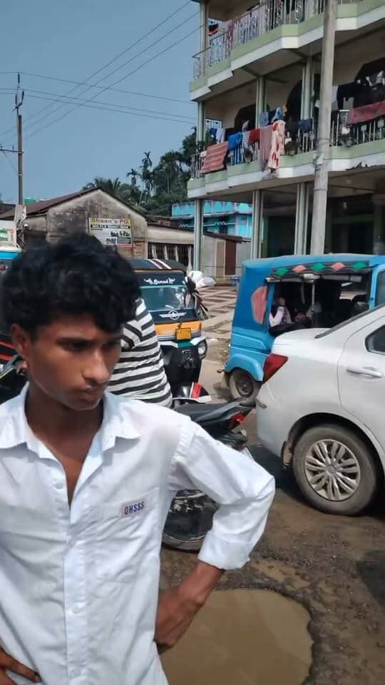 পাথারকান্দি জাতীয় সড়কের বেহাল দশা, গর্তে পড়ে উল্টে গেল ই-রিক্সা