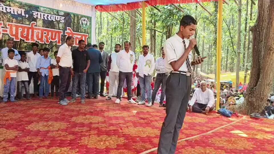 🌳💚 हजारीबाग में अनोखा वृक्ष रक्षाबंधन! 🌿
पेड़ों को बांधी राखी, प्रकृति की रक्षा का लिया संकल्प। 🌳🪢
पर्यावरण संरक्षण और हरियाली बचाने का दिया संदेश।
📍 हजारीबाग से LIVE 🔴
देखिए पूरी तस्वीर और जुड़िए पर्यावरण बचाने की इस अनोखी पहल से।
आप भी एक पेड़ बचाएं, एक पेड़ लगाएं। 🌱🙏
#Hazaribagh #UgtaJharkhand #VrikshRakshaBandhan #TreeRakshaBandhan #Environment #EnvironmentProtection #SaveTrees #SaveEnvironment #GreenHazaribagh #PlantTrees #Nature #Jharkhand #HazaribaghNews #Live #LiveNews