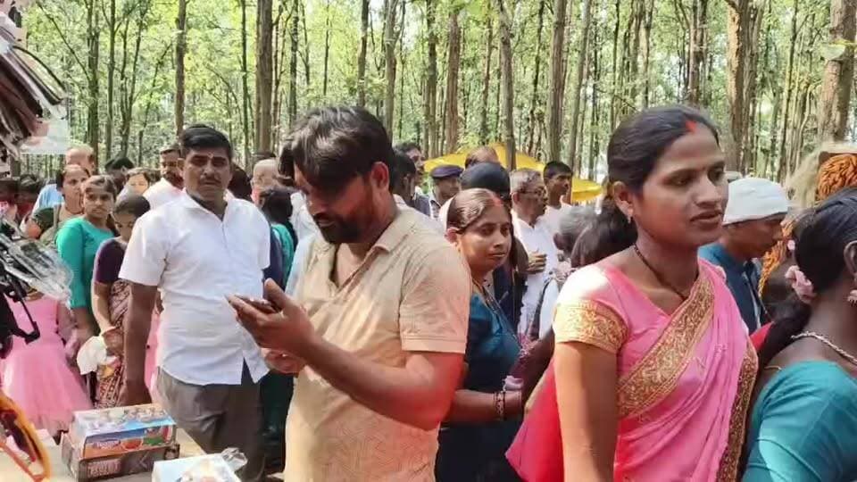 🌳💚 हजारीबाग में अनोखा वृक्ष रक्षाबंधन! 🌿
पेड़ों को बांधी राखी, प्रकृति की रक्षा का लिया संकल्प। 🌳🪢
पर्यावरण संरक्षण और हरियाली बचाने का दिया संदेश।
📍 हजारीबाग से LIVE 🔴
देखिए पूरी तस्वीर और जुड़िए पर्यावरण बचाने की इस अनोखी पहल से।
आप भी एक पेड़ बचाएं, एक पेड़ लगाएं। 🌱🙏
#Hazaribagh #UgtaJharkhand #VrikshRakshaBandhan #TreeRakshaBandhan #Environment #EnvironmentProtection #SaveTrees #SaveEnvironment #GreenHazaribagh #PlantTrees #Nature #Jharkhand #HazaribaghNews #Live #LivenewsToday