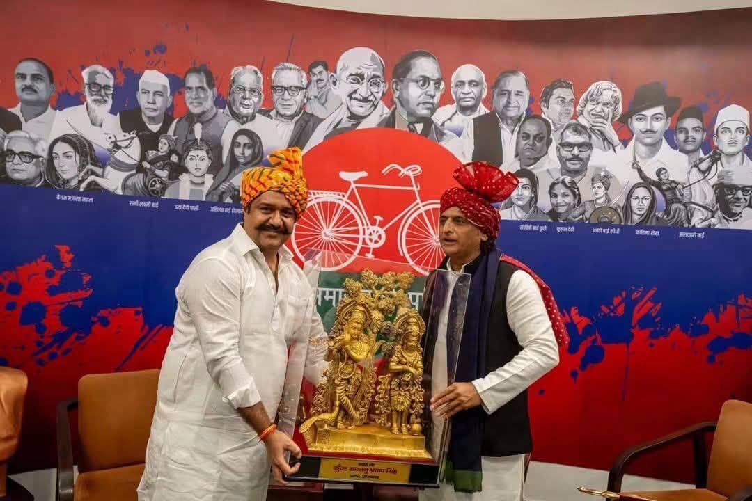 जनसेवा ही मेरा संकल्प,क्षेत्र का विकास ही प्राथमिकता– सपा नेता कुंवर शांतनु प्रताप सिंह
प्रतापगढ़।➡️विधानसभा सदर के संभावित सपा प्रत्याशी कुंवर शांतनु प्रताप सिंह ने तेज किया जनसंपर्क।
➡️जनसंपर्क के दौरान युवा सपा नेता को मिल रहा है जनता का भरपूर समर्थन।
➡️जनसेवा व सदर विधानसभा के विकास को कुंवर शांतनु सिंह ने बतायी अपनी प्राथमिकता।
➡️युवा नेता होने के नाते शांतनु को मिल रहा है युवाओं का भी भारी समर्थन।
➡️मौजूदा समय में कुंवर शांतनु सिंह हैं समाजवादी पार्टी युवजन सभा के राष्ट्रीय कोषाध्यक्ष।
➡️अपने विन्रम स्वभाव के कारण युवा नेता की जनता के बीच है भारी लोकप्रियता।