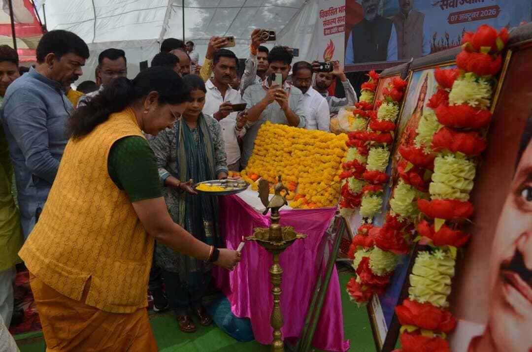 #बालाघाट
विकसित भारत के संकल्प को पूरा करने में हर नागरिक अपना योगदान दे : सांसद भारती पारधी
सेवा ज्योति संकल्प यात्रा के तहत जिला स्तरीय विकसित भारत संकल्प सभा आयोजित
सेवा ज्योति संकल्प यात्रा के अंतर्गत बुधवार 7 अक्टूबर को कमला नेहरू महिला मंडल, बालाघाट में जिला स्तरीय ‘विकसित भारत संकल्प सभा’ का आयोजन किया गया। कार्यक्रम में प्रधानमंत्री श्री नरेन्द्र मोदी वर्चुअली जुड़े और उपस्थित जनसमुदाय को संबोधित किया।
कार्यक्रम में बालाघाट-सिवनी लोकसभा क्षेत्र की सांसद श्रीमती भारती पारधी, विधायक श्री गौरव सिंह पारधी, श्री राजकुमार कर्राहे, मध्यप्रदेश पिछड़ा वर्ग कल्याण आयोग की सदस्य श्रीमती मौसम बिसेन, पूर्व मंत्री श्री रामकिशोर कावरे, श्री प्रदीप जायसवाल, कलेक्टर श्री कुमार सत्यम, जिला पंचायत की मुख्य कार्यपालन अधिकारी सुश्री तनुश्री मीना, एसडीएम श्री गोपाल सोनी, जनपद पंचायत बालाघाट के अध्यक्ष श्री फूलचंद सहारे, नगर पालिका अध्यक्ष श्रीमती भारती सुरजीत सिंह ठाकुर, पूर्व नगर पालिका अध्यक्ष श्री रमेश रंगलानी सहित जिला पंचायत सदस्य, नगर पालिका पार्षद, विभिन्न विभागों के अधिकारी-कर्मचारी, जनप्रतिनिधि, गणमान्य नागरिक एवं विभिन्न शासकीय योजनाओं के हितग्राही बड़ी संख्या में उपस्थित रहे।
कार्यक्रम का शुभारंभ अतिथियों द्वारा दीप प्रज्वलन एवं राष्ट्रगीत ‘वंदे मातरम्’ के सामूहिक गायन के साथ हुआ। इसके पश्चात प्रधानमंत्री श्री नरेन्द्र मोदी वर्चुअली कार्यक्रम से जुड़े और उपस्थित जनसमुदाय को संबोधित किया। कार्यक्रम का समापन राष्ट्रगान ‘जन गण मन’ के साथ हुआ। इस अवसर पर प्रधानमंत्री श्री नरेन्द्र मोदी के 25 वर्ष के सेवाकाल की उपलब्धियों पर आधारित विकास पुस्तिका का वितरण भी किया गया।
सेवा और स्वच्छता के माध्यम से राष्ट्र निर्माण में दें योगदान
कार्यक्रम की मुख्य अतिथि सांसद श्रीमती भारती पारधी ने इस अवसर पर उपस्थित जनसमुदाय को संबोधित करते हुए कहा कि प्रधानमंत्री श्री नरेन्द्र मोदी के राष्ट्र सेवा के 25 वर्ष पूर्ण होने के अवसर पर 17 सितंबर से 17 अक्टूबर तक एक माह का ‘सेवा संकल्प अभियान’ चलाया जा रहा है। इस अभियान के माध्यम से सेवा कार्यों को जनभागीदारी से आगे बढ़ाया जा रहा है। उन्होंने कहा कि प्रधानमंत्री श्री नरेन्द्र मोदी ने स्वच्छ भारत अभियान के माध्यम से देशवासियों को स्वच्छता के प्रति जागरूक किया है। वहीं प्रधानमंत्री जन-धन योजना के माध्यम से शून्य बैलेंस पर बैंक खाते खोलकर बड़ी संख्या में लोगों को बैंकिंग व्यवस्था से जोड़ा गया है। उन्होंने कहा कि वर्ष 2047 तक भारत को विकसित राष्ट्र बनाने का संकल्प लिया गया है और इस लक्ष्य की प्राप्ति के लिए प्रत्येक नागरिक की सहभागिता महत्वपूर्ण है।
सांसद श्रीमती पारधी ने उपस्थित जनसमुदाय को संकल्प दिलाया कि वे वर्ष 2047 तक भारत को विकसित राष्ट्र बनाने के लिए स्वच्छता, पर्यावरण संरक्षण, सामाजिक कल्याण सहित विभिन्न क्षेत्रों में सेवा की भावना के साथ कार्य करेंगे तथा शासन की जनकल्याणकारी योजनाओं को अधिक से अधिक लोगों तक पहुंचाने में अपना योगदान देंगे।
जीआई टैग प्राप्त चिन्नौर चावल सहित स्थानीय उत्पादों का किया प्रदर्शन एवं विक्रय
विकसित भारत संकल्प सभा के दौरान विभिन्न विभागों द्वारा जनहितकारी योजनाओं और स्थानीय उत्पादों की जानकारी देने के उद्देश्य से स्टॉल लगाए गए। कृषि विभाग द्वारा ‘एक जिला एक उत्पाद’ के अंतर्गत जीआई टैग प्राप्त चिन्नौर चावल, जैविक गुड़, अलसी, सरसों एवं मूंगफली तेल तथा जैविक कीटनाशकों का प्रदर्शन किया गया तथा इन उत्पादों का विक्रय भी किया गया।
कृषि एवं पशुपालन विभाग द्वारा लगाए गए स्टॉलों पर कार्यक्रम में पहुंचे नागरिकों को विभागीय योजनाओं, कृषि एवं पशुपालन से संबंधित गतिविधियों तथा शासन द्वारा संचालित विभिन्न हितग्राहीमूलक योजनाओं की जानकारी दी गई। नागरिकों ने स्टॉलों का अवलोकन कर स्थानीय एवं जैविक उत्पादों के संबंध में जानकारी प्राप्त की।
विधानसभा क्षेत्रों के लिए रवाना हुई सेवा ज्योति यात्रा
कार्यक्रम के पश्चात सांसद श्रीमती भारती पारधी एवं उपस्थित अतिथियों ने दीप प्रज्वलित कर सेवा ज्योति संकल्प यात्रा को जिले के विभिन्न विधानसभा क्षेत्रों के लिए रवाना किया। विधानसभा क्षेत्र के प्रभारी सेवा ज्योति रथ के साथ निर्धारित मार्ग से अपने-अपने विधानसभा क्षेत्रों के लिए रवाना हुए।सेवा ज्योति संकल्प यात्रा के माध्यम से जिले के विभिन्न क्षेत्रों में सेवा, जनभागीदारी, स्वच्छता, सामाजिक सरोकार तथा विकसित भारत के संकल्प से संबंधित गतिविधियों को आमजन तक पहुंचाने का संदेश दिया जाएगा।
#सेवा_संकल्प_अभियान #सेवा_ज्योति_संकल्प_यात्रा #CMMadhyaPradesh #JansamparkMP
