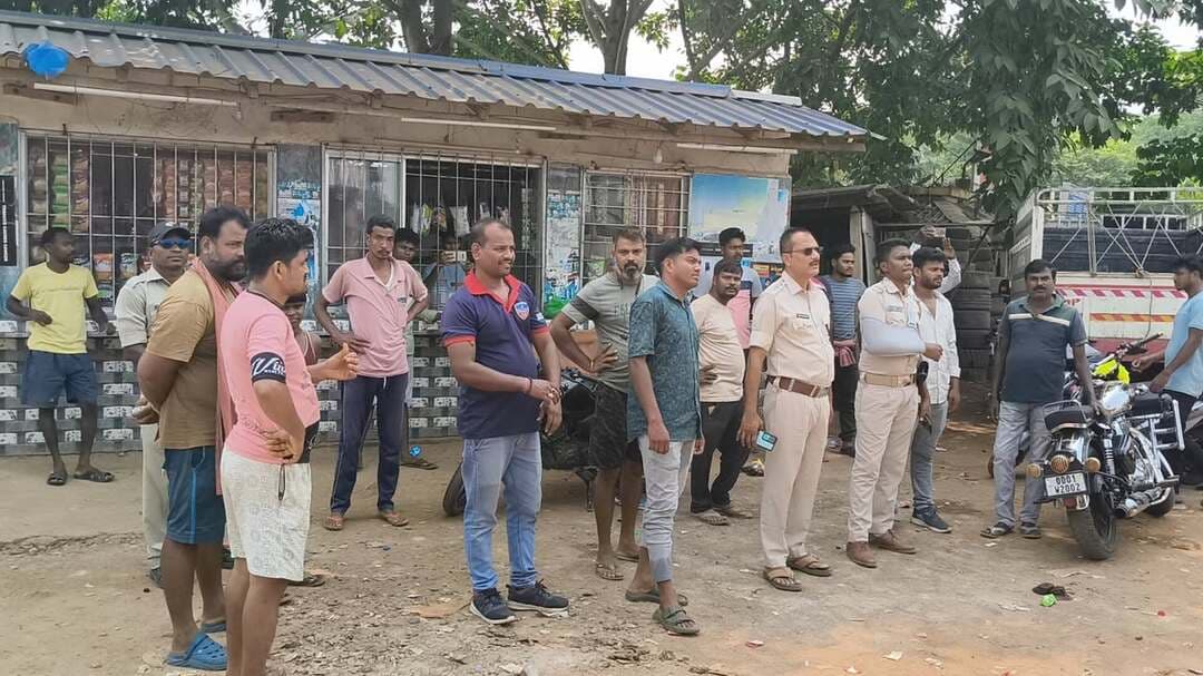 #ବସ୍ତା_ପୋଲିସ_ଦ୍ୱାର_ଗୋରୁ_ଗାଡି_ଜବତ ।
ଗୋରୁ ଭର୍ତ୍ତି ଟ୍ରଲର ଜବତ
୫୦ରୁ ଊର୍ଦ୍ଧ୍ୱ ଗୋରୁ ଉଦ୍ଧାର, ଦୁଇ ଡ୍ରାଇଭର ଅଟକ ।
ବାଲେଶ୍ବର ଜିଲ୍ଲା ବସ୍ତା ଥାନା ୧୬ନଂ ଜାତୀୟ ରାଜପଥ ଭେଲୋରା ନିକଟରୁ ଗୋରୁ ଭର୍ତ୍ତି ଏକ ଟ୍ରଲରକୁ ଜବତ କରିଛି ବସ୍ତା ପୋଲିସ। ଟ୍ରଲରରୁ ୫୦ରୁ ଊର୍ଦ୍ଧ୍ୱ ଗୋରୁ ଉଦ୍ଧାର କରାଯାଇଥିବା ବେଳେ ଦୁଇ ଜଣ ଡ୍ରାଇଭରଙ୍କୁ ପୋଲିସ ଅଟକ ରଖିଛି।
Ajit Kumar Sahoo Journalist Mahima TV Dinabandhu Pradhan Rabinarayan Satpathy Kanak News #mahimatv #Basta #spbalasore #bastapolice