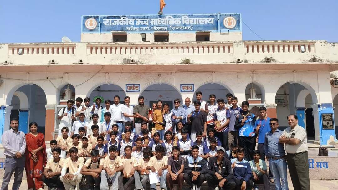 राजकीय उच्च माध्यमिक विद्यालय राजेन्द्र मार्ग में प्रतिभा सम्मान समारोह आयोजित, 45 राज्य स्तरीय खिलाड़ी सम्मानित
भीलवाड़ा :राजकुमार गोयल राजकीय उच्च माध्यमिक विद्यालय में प्रतिभा सम्मान समारोह का भव्य आयोजन किया गया। समारोह में विद्यालय के विभिन्न खेलों में राज्य स्तर पर चयनित 45 प्रतिभावान छात्र-खिलाड़ियों का सम्मान किया गया।
कार्यक्रम के दौरान प्रधानाचार्य राजेंद्र सिंह गहलोत एवं विद्यालय स्टाफ द्वारा सभी चयनित खिलाड़ियों को मेडल पहनाकर एवं उपरना ओढ़ाकर अभिनंदन किया गया तथा राज्य स्तर पर उत्कृष्ट प्रदर्शन कर विद्यालय व जिले का नाम रोशन करने के लिए शुभकामनाएं दी गईं।
प्राध्यापक सत्येंद्र माली ने जानकारी देते हुए बताया कि इस गरिमामय कार्यक्रम में प्रधानाचार्य श्रीमती अंकिता उपाध्याय, दिनेश कुमार उपाध्याय, प्राध्यापक भागचंद जैन, राकेश माली, शारीरिक शिक्षक श्रीमती ज्योति खटीक, श्रीमती स्वाति गर्ग, विक्रम चौधरी सहित समस्त स्टाफ साथी, खिलाड़ी एवं विद्यार्थी उपस्थित रहे।