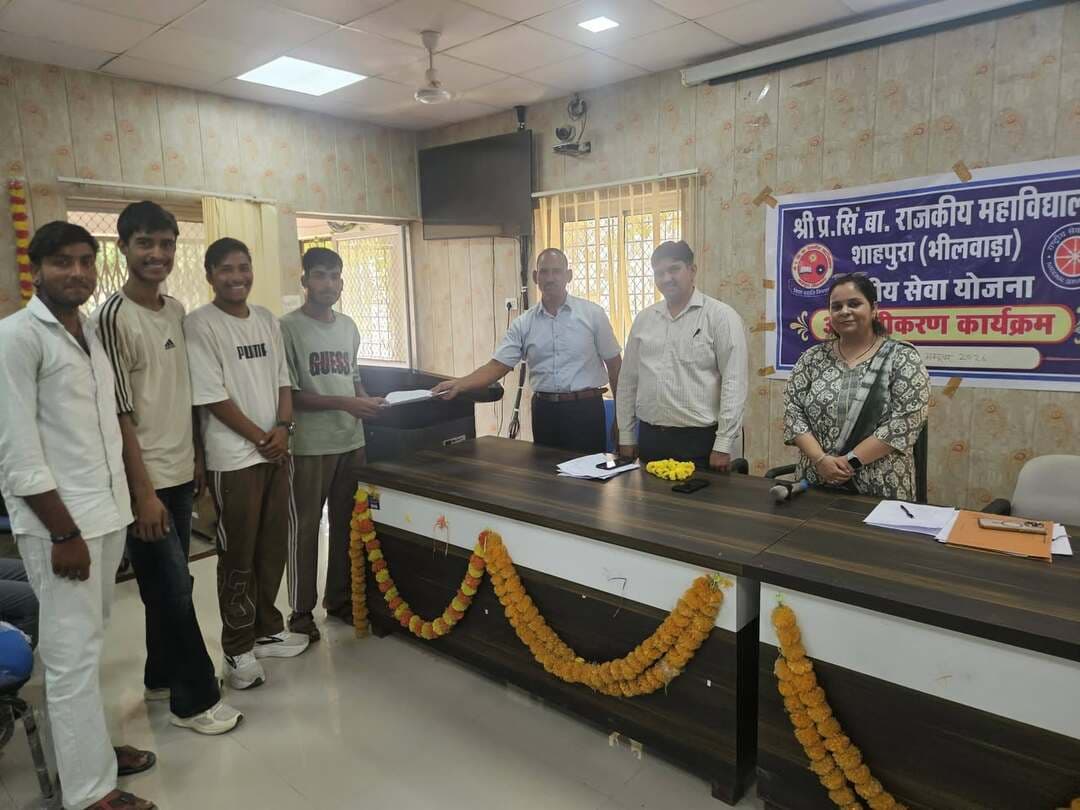 एन.एस.एस. आमुखीकरण कार्याशाला में फर्स्ट इनोवेशन चैलेन्ज थीम पर भाषण एवं क्विज प्रतियोगिता का आयोजन
शाहपुरा (भीलवाड़ा)-राजेन्द्र खटीक।
शाहपुरा। शाहपुरा। श्री प्रताप सिंह बारहठ राजकीय महाविद्यालय, शाहपुरा में फर्स्ट इनोवेशन चौलेंज थीम के अंतर्गत राष्ट्रीय सेवा योजना एवं महिला नीति के तत्वावधान में भाषण एवं क्विज प्रतियोगिता का आयोजन हुआ। महिला नीति पर अरविन्द कुमार मीणा महिला बाल विकास परियोजना अधिकारी ने जेण्डर इक्विलिटी एवं अधिनियमों की जानकारी दी। कार्यक्रम में प्राचार्य डॉ. पुष्करराज मीणा ने AI का मानव जीवन पर प्रभाव को मंच के माध्यम से रेखांकित किया। इसी अवसर पर भाषण प्रतियोगिता एवं क्विज प्रतियोगिता का आयोजन हुआ जिसमें विद्यार्थियों ने बढ़-चढ़कर हिस्सा लिया। भाषण प्रतियोगिता में नीलम कँवर प्रथम, लक्ष्मी कलाल द्वितीय तथा सविना सुवालका तृतीय स्थान पर रही। क्विज प्रतियोगिता में आकाश ग्रुप में अंकित शर्मा, गोपाल बंजारा, शैतान बंजारा प्रथम स्थान पर रहे द्वितीय स्थान पर जल ग्रुप जिसमें राहुल बलाई, राजकुमार बंजारा, बिट्टु प्रजापत, अंकित गुर्जर रहे तथा तृतीय स्थान पर अग्नि ग्रुप में पार्वती बलाई, कविता रेगर निकिता चौहान कोमल वेदनई रहे। कार्यक्रम का संचालन प्रो. मूलचन्द खटीक एवं रासेयो कार्यक्रम प्रभारी प्रो. दिग्विजय सिंह ने किया। आभार डॉ. ऋचा अंगिरा ने किया।