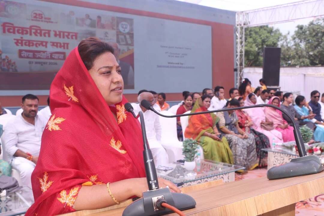 प्रधानमंत्री श्री नरेन्द्र मोदी के सार्वजनिक जीवन एवं जनसेवा के 25 वर्ष पूर्ण होने के उपलक्ष्य में आयोजित सेवा ज्योति संकल्प यात्रा के तहत टेक्निकल स्कूल परिसर में जिला स्तरीय विकसित भारत संकल्प सभा का आयोजन किया गया।
इस अवसर पर प्रधानमंत्री श्री नरेन्द्र मोदी के देश की जनता के नाम संबोधन का लाइव प्रसारण को जनप्रतिनिधि, अधिकारी, लोगो ने देखा एवं सुना गया।
कार्यक्रम में सांसद श्रीमती हिमाद्री सिंह, विधायक श्री जयसिंह मरावी, ब्यौहारी श्री शरद कोल, श्रीमती मनीषा सिंह, जिला पंचायत अध्यक्ष श्रीमती प्रभा मिश्रा सहित जनप्रतिनिधि एवं गणमान्य नागरिक उपस्थित रहे।
सांसद श्रीमती हिमाद्री सिंह ने सेवा संकल्प ज्योति यात्रा के तहत टेक्निकल स्कूल परिसर में आयोजित विकसित भारत संकल्प सभा में जिले के विभिन्न क्षेत्रों में अपनी विशिष्ट पहचान बनाने वाले आइकॉन को सम्मानित किया।
साथ ही जिले की तीनों विधानसभा क्षेत्रों के लिए तीन ज्योति कलश जलाकर रवाना किया गया। इन ज्योति कलशों को संबंधित विधानसभा क्षेत्रों में ले जाया जाएगा, जहां विधायकों के नेतृत्व में ज्योति कलश यात्रा का विभिन्न क्षेत्रों में भ्रमण किया जाएगा।
इस अवसर पर सदस्य जिला योजना समिति श्रीमती अमिता चपरा सहित अन्य जनप्रतिनिधि, अधिकारी एवं बड़ी संख्या में लोग मौजूद रहें।
#शहडोल #shahdol #SevaSankalpAbhiyan #सेवा_संकल्प_अभियान
