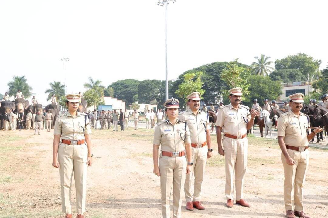 ಮೈಸೂರು ದಸರಾ ಜಂಬೂಸವಾರಿಗೆ ಸಿದ್ಧತೆ: ಗಜಪಡೆ, ಅಶ್ವಗಳಿಗೆ ಕುಶಾಲತೋಪು ತಾಲೀಮು ಆರಂಭ
ಮೈಸೂರು: ವಿಶ್ವವಿಖ್ಯಾತ ಮೈಸೂರು ದಸರಾ ಜಂಬೂಸವಾರಿಯ ಸಂದರ್ಭದಲ್ಲಿ ಸಿಡಿಸುವ ಕುಶಾಲತೋಪಿನ ಸದ್ದಿಗೆ ಗಜಪಡೆ ಹಾಗೂ ಅಶ್ವಗಳು ವಿಚಲಿತಗೊಳ್ಳದಂತೆ ಮುನ್ನೆಚ್ಚರಿಕಾ ಕ್ರಮವಾಗಿ ತಾಲೀಮು ಆರಂಭಿಸಲಾಗಿದೆ.
ಜಂಬೂಸವಾರಿಯ ವೇಳೆ ಕುಶಾಲತೋಪು ಸಿಡಿಸುವ ಸಂದರ್ಭದಲ್ಲಿ ಉಂಟಾಗುವ ಭಾರಿ ಶಬ್ದಕ್ಕೆ ಆನೆಗಳು ಹಾಗೂ ಕುದುರೆಗಳು ಬೆಚ್ಚಿಬೀಳದಂತೆ ಅವುಗಳನ್ನು ಸದ್ದಿಗೆ ಹೊಂದಿಕೊಳ್ಳುವಂತೆ ಮಾಡುವುದು ಈ ತಾಲೀಮಿನ ಪ್ರಮುಖ ಉದ್ದೇಶವಾಗಿದೆ.
ಇಂದಿನಿಂದ 13 ಗಜಪಡೆ ಹಾಗೂ 40 ಅಶ್ವಗಳಿಗೆ ಪೊಲೀಸ್ ಕಮಿಷನರ್ ಮತ್ತು ಹಿರಿಯ ಅಧಿಕಾರಿಗಳ ಸಮ್ಮುಖದಲ್ಲಿ ಕುಶಾಲತೋಪು ತಾಲೀಮು ನಡೆಸಲಾಯಿತು. ತಾಲೀಮಿನ ವೇಳೆ ಗಜಪಡೆ ಮತ್ತು ಅಶ್ವಗಳ ವರ್ತನೆಯನ್ನು ಅಧಿಕಾರಿಗಳು ಗಮನಿಸಿ, ಅವುಗಳ ಸುರಕ್ಷತೆ ಹಾಗೂ ನಿಯಂತ್ರಣಕ್ಕೆ ಅಗತ್ಯ ಕ್ರಮಗಳನ್ನು ಕೈಗೊಂಡರು.
ಮೈಸೂರು ದಸರಾ ಜಂಬೂಸವಾರಿಯು ಯಾವುದೇ ಅಹಿತಕರ ಘಟನೆಗಳಿಲ್ಲದೆ ಸುಗಮವಾಗಿ ನಡೆಯುವಂತೆ ಗಜಪಡೆ, ಅಶ್ವಗಳು ಹಾಗೂ ಸಂಬಂಧಿತ ಸಿಬ್ಬಂದಿಗೆ ಹಂತ ಹಂತವಾಗಿ ತರಬೇತಿ ನೀಡಲಾಗುತ್ತಿದೆ. ಕುಶಾಲತೋಪಿನ ಸದ್ದಿಗೆ ಪ್ರಾಣಿಗಳು ಸಹಜವಾಗಿ ಹೊಂದಿಕೊಳ್ಳುವಂತೆ ಮಾಡುವ ಮೂಲಕ ಜಂಬೂಸವಾರಿಯ ದಿನದ ಸಿದ್ಧತೆಯನ್ನು ಮತ್ತಷ್ಟು ಬಲಪಡಿಸಲಾಗುತ್ತಿದೆ.
#Dasara2026 #MysuruDasara #JumboSavari #KarnatakaPolice #DgPKarnataka #112Karnataka #Mysuru