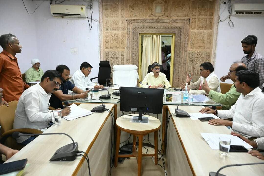 पात्र नागरिक अपना नाम मतदाता सूची में जुड़वाएं
भारत निर्वाचन आयोग के निर्देशानुसार जिले की समस्त विधानसभाओं के मतदान केंद्रों पर विशेष शिविर लगाकर मतदाता सूची में पात्र नागरिकों के नाम जोड़ने का कार्य किया जा रहा है।
उप जिला निर्वाचन अधिकारी श्री दिनेश चंद्र शुक्ला ने आज मान्यता प्राप्त राजनीतिक दलों के प्रतिनिधियों के साथ बैठक कर इस अभियान की विस्तृत जानकारी दी। उन्होंने बताया कि अभी 07,08 और 09 अक्टूबर को शिविर लगाए जा रहे हैं। मतदाता अपने क्षेत्र के बीएलओ से संपर्क कर सकते हैं। इसके अलावा ' वोटर हेल्पलाइन ऐप' के माध्यम से भी पंजीयन कर सकते हैं।
सभी राजनीतिक दलों के प्रतिनिधि भी अपने बूथ लेवल एजेंट्स के माध्यम से 18 वर्ष की आयु पूर्ण कर चुके युवाओं, 1 जनवरी 2027 तक पात्र होने वाले भावी मतदाताओं तथा छूटे हुए सभी पात्र नागरिकों का नाम मतदाता सूची में दर्ज कराने में सक्रिय सहयोग प्रदान करें।
Election Commission of India
Chief Electoral Officer Madhya Pradesh
#shivpuri