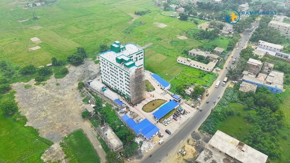 রামপুরহাটে চিকিৎসায় নতুন দিগন্ত: রামপুরহাট সিটি হাসপাতালে চালু হল শহরের প্রথম ক্যাথ ল্যাব ও কার্ডিয়াক সিটি স্ক্যান পরিষেবা
Rampurhat City hospital
নিজস্ব প্রতিনিধি, রামপুরহাট: বীরভূমের রামপুরহাট এবং তার পার্শ্ববর্তী এলাকার মানুষের স্বাস্থ্য পরিষেবায় এক অভাবনীয় ও ঐতিহাসিক অধ্যায়ের সূচনা হলো। রামপুরহাট শহরের বিশিষ্ট বেসরকারি চিকিৎসালয়, ‘রামপুরহাট সিটি হাসপাতাল’ (Rampurhat City Hospital)-এ এবার অত্যন্ত উন্নত মানের ও আধুনিক ‘ক্যাথ ল্যাব’ (Cath Lab) এবং ‘কার্ডিয়াক সিটি স্ক্যান’ (Cardiac CT Scan) পরিষেবার শুভ সূচনা করা হয়েছে। রামপুরহাট শহরে এই প্রথম এ ধরনের উন্নত হৃদরোগ চিকিৎসার ব্যবস্থা চালু হলো, যা গোটা এলাকার স্বাস্থ্য পরিষেবাকে এক নতুন উচ্চতায় নিয়ে যাবে।
এতদিন পর্যন্ত এই অঞ্চলের মানুষের হৃদরোগের উন্নত চিকিৎসার জন্য বহরমপুর, বর্ধমান কিংবা কলকাতায় ছুটতে হতো। জরুরি পরিস্থিতিতে হৃদরোগে আক্রান্ত রোগীদের ক্ষেত্রে সময়মতো চিকিৎসা পাওয়া ছিল এক বড় চ্যালেঞ্জ। কিন্তু এবার ঘরের কাছেই রামপুরহাট সিটি হাসপাতালে এই জটিল ও বিশ্বমানের হৃদরোগ চিকিৎসা সুলভ হতে চলায় স্বস্তির নিঃশ্বাস ফেলছেন সাধারণ মানুষ।
কী কী নতুন সুবিধা পাওয়া যাবে?
হাসপাতাল কর্তৃপক্ষের তরফে জানানো হয়েছে, এই নতুন ক্যাথ ল্যাবের মাধ্যমে এখন থেকে রামপুরহাটেই অ্যানজিওগ্রাফি (Angiography), অ্যানজিওপ্লাস্টি (Angioplasty)-র মতো জটিল হৃদরোগের অস্ত্রোপচার ও পরীক্ষা-নিরীক্ষা অত্যন্ত নিরাপদে এবং দক্ষ চিকিৎসকদের তত্ত্বাবধানে করা সম্ভব হবে। সেই সঙ্গে হৃদযন্ত্রের যে কোনো জটিল সমস্যা দ্রুত ও নিখুঁতভাবে শনাক্ত করতে চালু হয়েছে আধুনিক কার্ডিয়াক সিটি স্ক্যান পরিষেবা।
এর পাশাপাশি এই হাসপাতালে পাওয়া যাবে ২৪ ঘণ্টা রোগী-কেন্দ্রিক চিকিৎসা পরিষেবা, যার মধ্যে রয়েছে:
* স্নায়ু ব্যথার মূল্যায়ন
* স্ট্রোক প্রতিরোধ ও তার আধুনিক চিকিৎসা
* ২৪ ঘণ্টা (২৪/৭) জরুরি ও আপৎকালীন চিকিৎসা
* অত্যাধুনিক হাসপাতাল সুবিধা ও অ্যাম্বুলেন্স পরিষেবা
* অভিজ্ঞ চিকিৎসকদের ব্যক্তিগত পরামর্শ ও নিয়মিত ফলো-আপের সুবিধা
হাসপাতাল কর্তৃপক্ষের বার্তা:
রামপুরহাট সিটি হাসপাতাল কর্তৃপক্ষের এক আধিকারিক জানান, "সঠিক রোগ নির্ণয়, আধুনিক চিকিৎসা ও সুস্থ জীবনের অঙ্গীকার নিয়েই আমরা বরাবর পথ চলেছি। এই অঞ্চলের হৃদরোগীদের চিকিৎসা পাওয়ার জন্য আর যেন বাইরে গিয়ে হয়রানি হতে না হয়, সেই উদ্দেশ্যেই শহরের প্রথম ক্যাথ ল্যাব ও কার্ডিয়াক সিটি স্ক্যান পরিষেবা শুরু করলাম। আমাদের দক্ষ চিকিৎসকদের টিম ও অত্যাধুনিক প্রযুক্তি রোগীদের সেরা পরিষেবা দিতে ২৪ ঘণ্টা প্রস্তুত।"
কীভাবে যোগাযোগ করবেন?
নতুন পরিষেবার অ্যাপয়েন্টমেন্ট ও যে কোনো জরুরি তথ্যের জন্য রোগীরা বা তাঁদের পরিবারের সদস্যরা সরাসরি রামপুরহাট সিটি হাসপাতাল প্রাইভেট লিমিটেডের সঙ্গে যোগাযোগ করতে পারেন।
* টোল-ফ্রি নম্বর: 18008910154
* অন্যান্য যোগাযোগ নম্বর: 03461-255154, 9239784149 / 9239784142
চিকিৎসা ক্ষেত্রের এই নতুন পদক্ষেপকে স্বাগত জানিয়েছেন রামপুরহাট ও তার পার্শ্ববর্তী এলাকার আপামর মানুষ ও বিশিষ্টজনেরা। অনেকেই মনে করছেন, এই আধুনিক পরিষেবা চালুর ফলে বহু হৃদরোগী এবার দ্রুত ও সময়মতো জীবনদায়ী চিকিৎসা পাবেন।