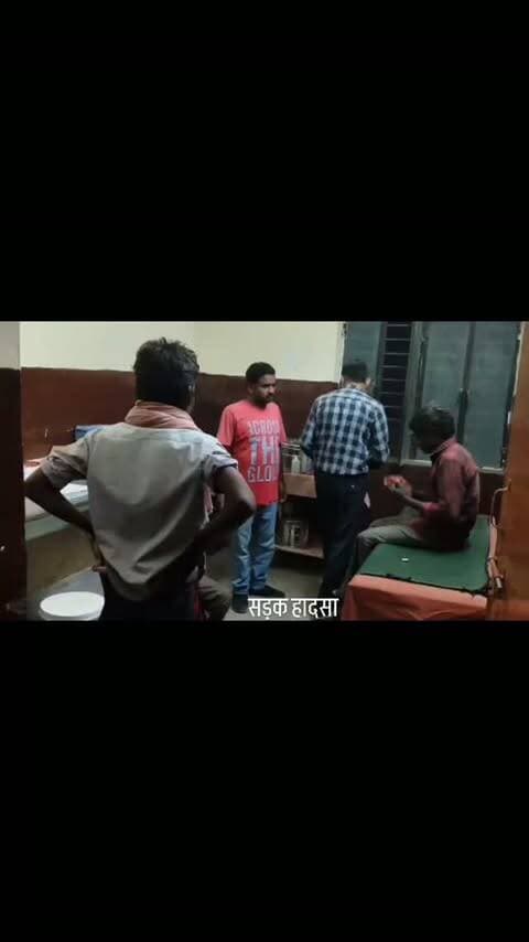 🚨 दो बाइकों की आमने-सामने भिड़ंत, चार लोग घायल
📍 कौशांबी। पिपरी थाना क्षेत्र के नाईम मियां का पूरा गांव के पास बुधवार शाम दो बाइकों की आमने-सामने जोरदार भिड़ंत हो गई। हादसे में दोनों बाइकों पर सवार चार लोग घायल हो गए।
बताया जा रहा है कि नियामतपुर, मंझनपुर निवासी राजेंद्र कुमार और खोजवापुर निवासी महेश कुमार मजदूरी करने के बाद बाइक से घर लौट रहे थे। इसी दौरान सामने से आ रही दूसरी बाइक से उनकी बाइक की टक्कर हो गई।
हादसे में राजेंद्र कुमार, महेश कुमार, विजय पुत्र बिसंभर और चौराडीह निवासी दीपक पुत्र बच्चा लाल घायल हो गए।
टक्कर की आवाज सुनकर समाजसेवी संदीप साहू मौके पर पहुंचे और एंबुलेंस बुलाकर सभी घायलों को उपचार के लिए चायल सीएचसी भेजवाया।
⚠️ सड़क पर सावधानी बरतें, आपकी एक छोटी सी लापरवाही हादसे का कारण बन सकती है।
#कौशांबी #पिपरी #सड़कहादसा #बाइकदुर्घटना #चायल घायल KaushambiNews BreakingNews RoadAccident