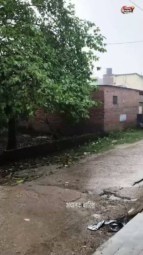 🌧️ कानपुर में अचानक बदला मौसम, तेज बारिश और गरजती बिजली से सहमे लोग
कानपुर। मंधना, चौबेपुर, कल्याणपुर समेत आसपास के कई गांवों में बुधवार को मौसम ने अचानक करवट ले ली। देखते ही देखते आसमान में घने काले बादल छा गए और तेज बारिश शुरू हो गई।
बारिश के साथ बिजली की तेज गड़गड़ाहट और चमक ने लोगों को सतर्क कर दिया। अचानक हुई तेज बारिश से कई इलाकों में जनजीवन प्रभावित होने की स्थिति बन गई।
हालांकि बारिश से लोगों को उमस और गर्मी से राहत मिली है, लेकिन तेज बारिश और आकाशीय बिजली को देखते हुए सावधानी बेहद जरूरी है। लोगों से खुले स्थानों पर जाने से बचने और सुरक्षित स्थान पर रहने की अपील की जाती है।
📍 मौसम अपडेट पर नजर बनाए रखें और सुरक्षित रहें।
#कानपुर #मंधना #चौबेपुर #कल्याणपुर #बारिश मौसम_अपडेट WeatherUpdate बारिश_अलर्ट आकाशीय_बिजली
