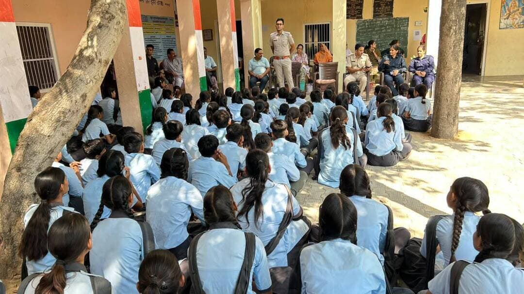 *पुलिस अधीक्षक जिला डीडवाना-कुचामन, डॉ. प्यारे लाल शिवरान (आई.पी.एस.) के निर्देशन में* आज "साइबर जागरूकता दिवस" के अवसर पर जिलेभर में विभिन्न स्थानों पर जन-जागरूकता कार्यक्रम आयोजित किए गए।
▪️प्रत्येक माह के प्रथम बुधवार को "साइबर जागरूकता दिवस" के रूप में मनाया जाता है।
▪️इस दौरान तेजी से बढ़ते साइबर अपराधों पर अंकुश लगाने एवं डिजिटल सुरक्षा के लिये जन जागरूकता कार्यक्रमों का आयोजन किया जाता है।
▪️छात्रों, युवाओं, आमजन, महिलाओं को साइबर अपराधों और उनसे बचाव के बारे में जागरूक किया गया।