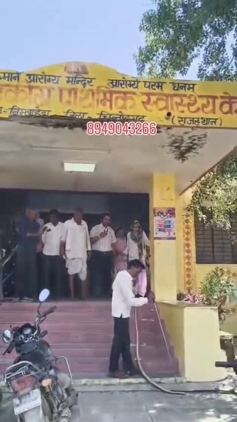 चित्तौड़गढ़/निंबाहेड़ा के 🐍 मंडलाचारण PHC में घुसा लंबा सांप, स्टाफ और मरीजों में मचा हड़कंप! स्नैक कैचर दाड़म ने किया सुरक्षित रेस्क्यू 👀