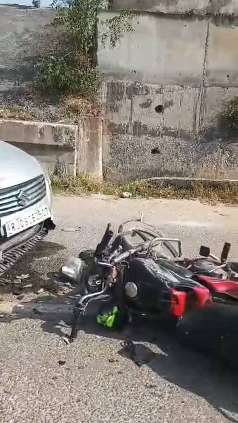 अभी-अभी चित्तौड़गढ़ में बड़ा सड़क हादसा! नरपत की खेड़ी सिक्स लेन पुलिया से आगे ईनानी मार्बल के पास भीलवाड़ा सिक्स लेन रोड की सर्विस रोड पर कार और बाइक की टक्कर हो गई। हादसे में बाइक सवार घायल हो गया। मौके पर एंबुलेंस बुलाकर घायल बाइक सवार को अस्पताल पहुंचाया गया। बाइक सवार के पास मिले पहचान पत्र में उदयलाल पिता रतनलाल नाम दिखाई दे रहा है, जबकि आगे की जानकारी स्पष्ट नहीं हो पाई है। पहचान संबंधी जानकारी की पुष्टि होना अभी बाकी है।