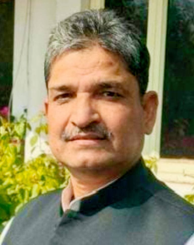 ठाकुरगंज और बहादुरगंज को अनुमंडल बनाने की मांग पर बिहार सरकार ने शुरू की कार्रवाई।
सांसद डॉ. मोहम्मद जावेद आजाद के पत्र पर मुख्यमंत्री सचिवालय ने संबंधित विभाग को दिया जांच एवं निर्णय का निर्देश
किशनगंज लोकसभा क्षेत्र के सांसद डॉ. मोहम्मद जावेद आजाद द्वारा किशनगंज जिले के ठाकुरगंज एवं बहादुरगंज को नया अनुमंडल बनाए जाने की मांग को लेकर मुख्यमंत्री के समक्ष लगातार उठाए जा रहे मुद्दे पर बिहार सरकार के मुख्यमंत्री सचिवालय ने गंभीरता से संज्ञान लिया है।
मुख्यमंत्री सचिवालय, बिहार सरकार के उप सचिव अभिषेक श्रीवास्तव द्वारा अपर मुख्य सचिव, मंत्रिमंडल सचिवालय विभाग को पत्र जारी कर सांसद डॉ. मोहम्मद जावेद आजाद के ई-मेल से प्राप्त पत्र एवं संबंधित प्रस्ताव पर नियमानुसार आवश्यक कार्रवाई करने का निर्देश दिया गया है।
मुख्यमंत्री सचिवालय के पत्र में सांसद डॉ. मोहम्मद जावेद आजाद के 28 सितंबर 2026 के पत्र संख्या 998/KNE/2026 का उल्लेख करते हुए कहा गया है कि संबंधित प्रकरण में निहित निर्देशों के अनुसार छानबीन कर समुचित निर्णय लेते हुए आवश्यक कार्रवाई की जाए तथा की गई कार्रवाई से माननीय सांसद डॉ. मोहम्मद जावेद आजाद को अवगत कराने के साथ-साथ मुख्यमंत्री सचिवालय को भी इसकी सूचना उपलब्ध कराई जाए।
सांसद डॉ. जावेद ने कहा कि ठाकुरगंज और बहादुरगंज को अनुमंडल का दर्जा मिलने से क्षेत्र के लोगों को प्रशासनिक कार्यों के लिए लंबी दूरी तय नहीं करनी पड़ेगी। इससे प्रशासनिक व्यवस्था मजबूत होगी तथा आम लोगों को राजस्व, भूमि, विधि-व्यवस्था एवं अन्य सरकारी सेवाओं का लाभ स्थानीय स्तर पर अधिक सुगमता से मिल सकेगा।
सांसद ने कहा कि किशनगंज जिले के विकास और प्रशासनिक सुविधा को लेकर वे लगातार केंद्र एवं राज्य सरकार के समक्ष क्षेत्र की समस्याओं और मांगों को मजबूती से उठा रहे हैं। ठाकुरगंज एवं बहादुरगंज को अनुमंडल बनाने की मांग भी इसी दिशा में एक महत्वपूर्ण पहल है।
उन्होंने मुख्यमंत्री सचिवालय द्वारा मामले में संज्ञान लेते हुए संबंधित विभाग को जांच एवं आवश्यक कार्रवाई का निर्देश दिए जाने का स्वागत किया और उम्मीद जताई कि इस महत्वपूर्ण मांग पर शीघ्र सकारात्मक निर्णय लिया जाएगा। #viralreels #viralreelschallenge #viralchallenge #viralpost #vacaciones #videogames #2026Goals #newyork #BIG_BREAKING