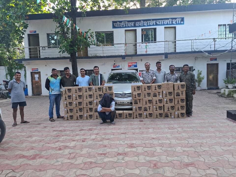 अवैध धंद्यांविरोधात स्थानिक गुन्हे शाखेची धडक कारवाई!
गडचिरोली जिल्ह्यात अवैध व्यवसायांविरोधात कारवाई करत स्थानिक गुन्हे शाखेने आरमोरी, चामोर्शी आणि कोरची पोलीस स्टेशन हद्दीत तीन स्वतंत्र कारवाया केल्या.
🔹 आरमोरी: अवैध गोवंश वाहतुकीवर कारवाई करत 25 गोवंशीय जनावरे व आयशर वाहनासह ₹15.18 लाखांचा मुद्देमाल जप्त करून 02 आरोपींविरुद्ध गुन्हा दाखल.
🔹 चामोर्शी: अवैध देशी दारू वाहतुकीवर कारवाई करत दारू, चारचाकी वाहन व मोबाईलसह ₹9.18 लाखांचा मुद्देमाल जप्त; संबंधित आरोपींविरुद्ध गुन्हा दाखल.
🔹 कोरची: अवैध जुगारावर छापा टाकून ₹5,115 रोख व इतर साहित्य जप्त करत गुन्हा नोंद.
पोलीस अधीक्षक श्री. एम. रमेश यांच्या आदेशानुसार जिल्ह्यात अवैध गोवंश वाहतूक, दारू, जुगार व इतर अवैध व्यवसायांविरोधात कठोर कारवाई सातत्याने सुरू आहे.
अवैध व्यवसायांना आळा… कायद्याची कठोर अंमलबजावणी!
#GadchiroliPolice #LocalCrimeBranch #PoliceAction #Armori #Chamorshi Korchi