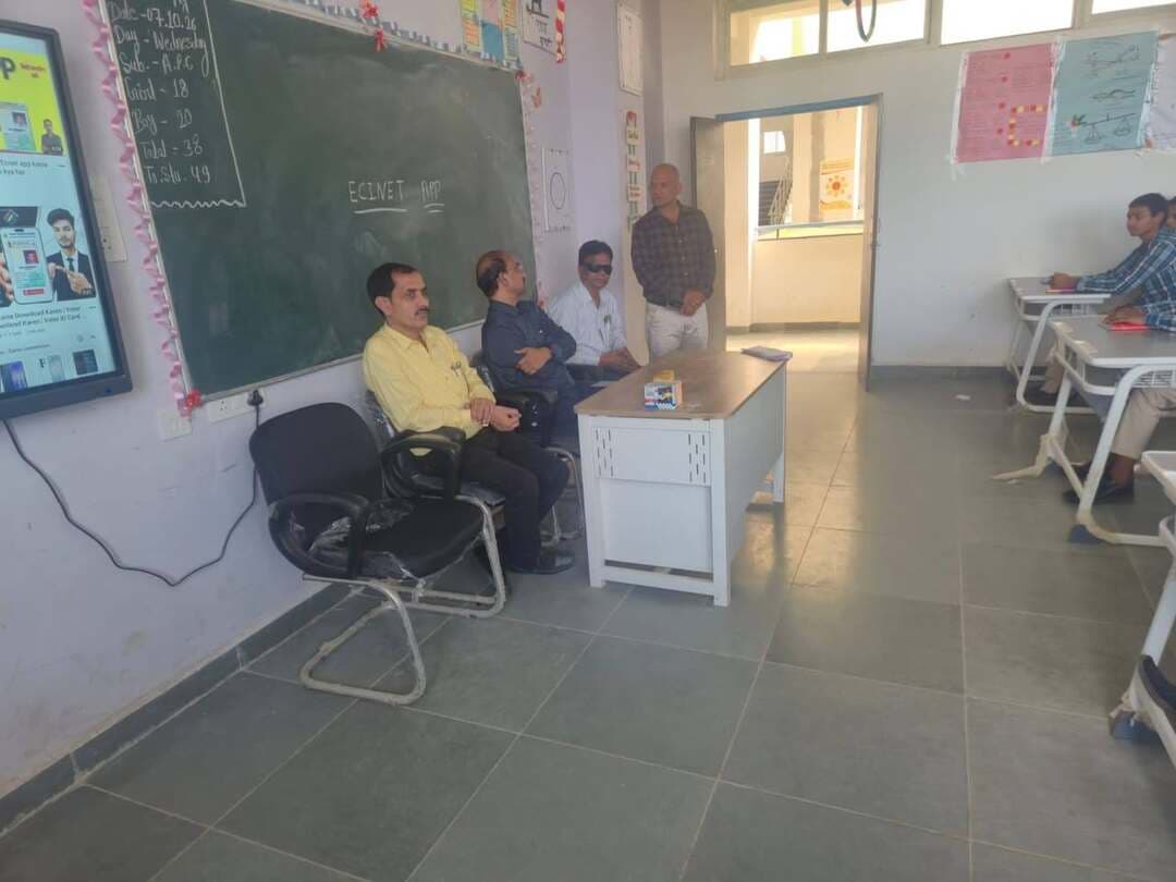 *विद्यार्थियों को ECI Net के माध्यम से ऑनलाइन फार्म भरने की दी गई जानकारी*
*निर्वाचक नामावली में पात्र नागरिकों के नाम जुड़वाने के लिए किया प्रेरित*
मतदाता जागरूकता एवं निर्वाचक नामावली के शुद्धिकरण तथा पात्र नागरिकों के नाम निर्वाचक नामावली में जोड़ने के उद्देश्य से अपर कलेक्टर एवं उप जिला निर्वाचन अधिकारी श्री जे.पी. यादव द्वारा मतदान केन्द्र क्रमांक 64 एवं 65 के बूथ लेवल अधिकारियों (बीएलओ) के साथ संदीपनी विद्यालय, डिण्डौरी में विद्यार्थियों को निर्वाचन संबंधी जानकारी प्रदान की गई।
इस दौरान विद्यार्थियों को ECI Net के माध्यम से ऑनलाइन फार्म भरने की प्रक्रिया के संबंध में विस्तार से जानकारी दी गई। विद्यार्थियों को बताया गया कि पात्र नागरिक निर्वाचक नामावली में अपना नाम जुड़वाने, नाम में संशोधन सहित अन्य आवश्यक निर्वाचन संबंधी कार्यवाही के लिए निर्धारित ऑनलाइन माध्यम से आवेदन कर सकते हैं।
अपर कलेक्टर एवं उप जिला निर्वाचन अधिकारी ने विद्यार्थियों से कहा कि वे अपने परिवार एवं आसपास के ऐसे सभी पात्र नागरिकों को, जिनका नाम अभी तक निर्वाचक नामावली में दर्ज नहीं है, नाम जुड़वाने के लिए प्रेरित करें। साथ ही 18 वर्ष की आयु पूर्ण कर चुके युवाओं को भी मतदाता के रूप में पंजीयन कराने के लिए जागरूक किया गया।
कलेक्टर एवं जिला निर्वाचन अधिकारी श्रीमती अंजू पवन भदौरिया ने कहा कि युवा वर्ग मतदाता जागरूकता का महत्वपूर्ण माध्यम है। विद्यार्थियों को निर्वाचन प्रक्रिया एवं ऑनलाइन पंजीयन की जानकारी देने से वे स्वयं जागरूक होने के साथ-साथ अपने परिवार एवं समाज के अन्य पात्र नागरिकों को भी निर्वाचक नामावली में नाम जुड़वाने के लिए प्रेरित कर सकते हैं। उन्होंने सभी पात्र नागरिकों से निर्वाचक नामावली में अपना नाम सुनिश्चित करने की अपील की।
कार्यक्रम के दौरान मतदान केन्द्र क्रमांक 64 एवं 65 के बीएलओ श्री पदम कुमार विलथरे द्वारा विद्यार्थियों को ऑनलाइन आवेदन प्रक्रिया, आवश्यक दस्तावेजों एवं निर्वाचक नामावली से संबंधित विभिन्न प्रावधानों की जानकारी दी गई तथा विद्यार्थियों की जिज्ञासाओं का समाधान किया गया।
#Dindori #DindoriDistrict #MadhyaPradesh #ElectionCommissionOfIndia #ECINet #VoterAwareness #VoterRegistration #ElectoralRoll #ElectoralAwareness #YouthForDemocracy #Democracy #VoterEducation #DistrictElectionOffice #Jansampark #CollectorDindori