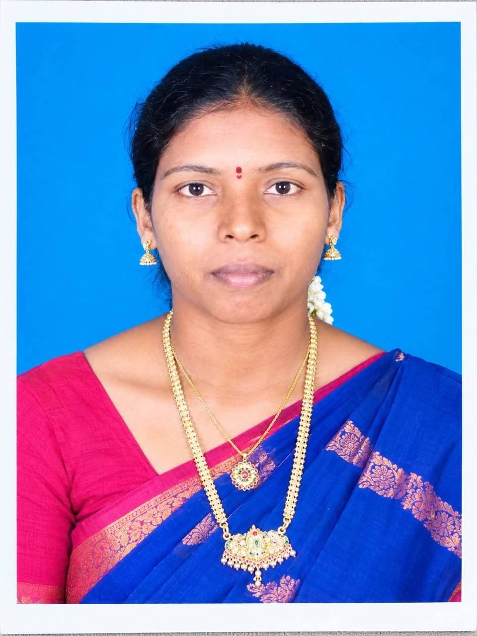 வேலியில் பாய்ந்த மின்சாரம் தாக்கி பெண் பரிதாப பலி - அதிராம்பட்டினம் அருகே சோகம்.
மகிழங்கோட்டை கீழக்காடு:
மகிழங்கோட்டை கீழக்காடு பகுதியைச் சேர்ந்த பாலசுந்தரி (32) (கணவர் பெயர் ஓமையன்)
என்பவர், எதிர்பாராத விதமாக மின்சாரம் தாக்கி உயிரிழந்தார்.
அப்பகுதியில் உள்ள வேலியில் மின்சாரம் பாய்ந்திருந்த நிலையில், எதிர்பாராத விதமாக அதனைத் தொட்டபோது மின்சாரம் தாக்கியதாகக் கூறப்படுகிறது. இதில் பாலசுந்தரி சம்பவ இடத்திலேயே பரிதாபமாக உயிரிழந்தார்.
உடல் அதிராம்பட்டினம் அரசு மருத்துவமனைக்கு உடற்கூறு ஆய்வுக்காக அனுப்பி வைக்கப்பட்டது.
இச்சம்பவம் தொடர்பாக அதிராம்பட்டினம் காவல் ஆய்வாளர் ஜெயமோகன் தலைமையிலான காவல்துறையினர் விசாரணை மேற்கொண்டு வருகின்றனர்.