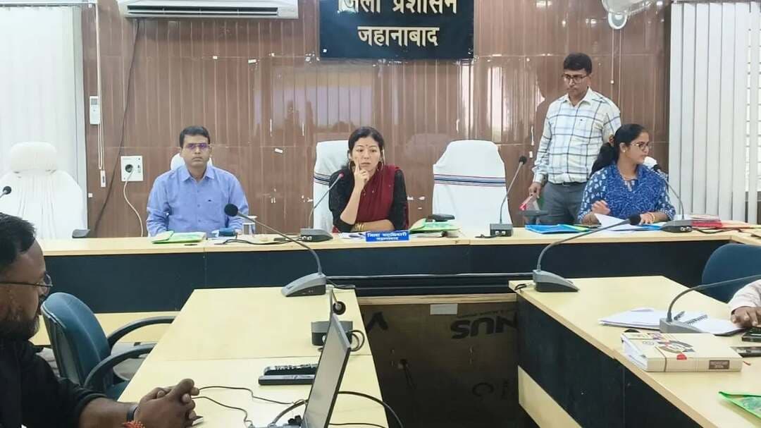 🌾 किसान हितकारी योजनाओं में तेजी एवं कृषि मेला की तैयारियों पर जोर
📍 जिला पदाधिकारी, जहानाबाद श्रीमती छिरिङ वाई भूटिया की अध्यक्षता में जिला स्तरीय कृषि टास्क फोर्स एवं आत्मा शासी परिषद की बैठक आयोजित की गई। बैठक में कृषि, उद्यान, मत्स्य, पशुपालन, सहकारिता एवं सिंचाई सहित विभिन्न विभागों की किसान हितकारी योजनाओं की प्रगति की समीक्षा की गई।
✅ जिला पदाधिकारी ने प्रतिदिन न्यूनतम 60 रैयत किसानों की फार्मर रजिस्ट्री आईडी बनाने, शत-प्रतिशत लक्ष्य शीघ्र पूरा करने तथा प्रधानमंत्री किसान सम्मान निधि से वंचित पात्र किसानों को शीघ्र लाभान्वित करने का निर्देश दिया। साथ ही क्रॉप सर्वे की प्रगति बेहतर करने एवं दलहन का रकबा बढ़ाने पर विशेष जोर दिया गया।
🌱 बैठक में 09 एवं 10 अक्टूबर, 2026 को गांधी मैदान, जहानाबाद में आयोजित होने वाले किसान मेला-सह-प्रदर्शनी की तैयारियों की समीक्षा करते हुए व्यापक प्रचार-प्रसार एवं सभी प्रखंडों से अधिकाधिक किसानों की भागीदारी सुनिश्चित करने का निर्देश दिया गया।
🚜 किसान मेला में दलहन, तिलहन, मत्स्य पालन, पोल्ट्री, जैविक एवं प्राकृतिक खेती से जुड़ी नई तकनीकों एवं सफल कृषि मॉडल की जानकारी विशेषज्ञों, वैज्ञानिकों एवं सफल किसानों के माध्यम से साझा की जाएगी।
#किसानमेला #कृषि #किसानकल्याण #फार्मररजिस्ट्री
#विकसितभारत_ समृद्धबिहार_आदर्शजहानाबाद