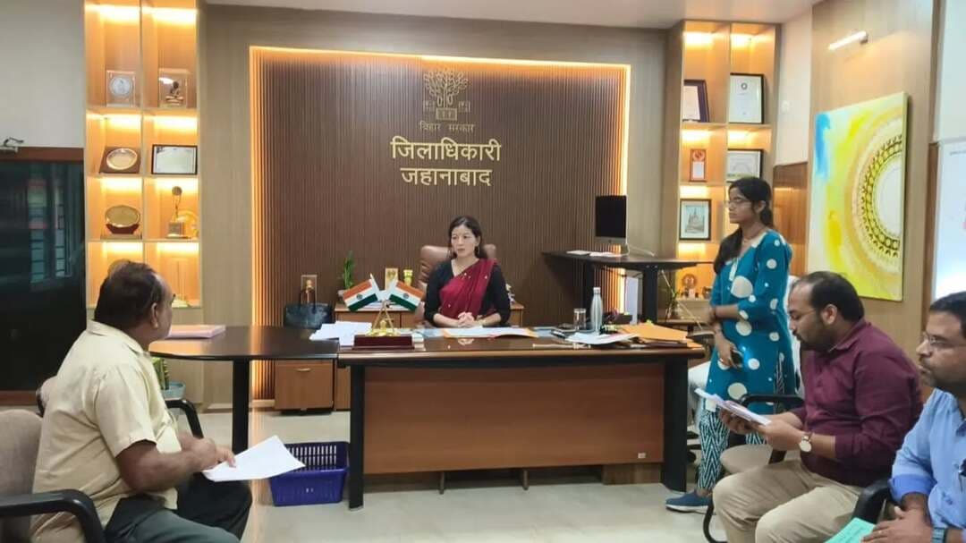 ⚖️ लोक शिकायतों के त्वरित एवं गुणवत्तापूर्ण समाधान पर जोर
जिला पदाधिकारी, जहानाबाद श्रीमती छिरिङ वाई भूटिया द्वारा बिहार लोक शिकायत निवारण अधिनियम के तहत प्राप्त 06 अपीलीय मामलों की सुनवाई की गई। सुनवाई के दौरान प्रत्येक मामले में संबंधित लोक प्राधिकार द्वारा की गई कार्रवाई की समीक्षा की गई।
सुनवाई के उपरांत 01 मामले का निष्पादन किया गया, जबकि शेष 05 मामलों में जांच कर नियमानुसार त्वरित कार्रवाई करते हुए प्रतिवेदन उपलब्ध कराने का निर्देश संबंधित पदाधिकारियों को दिया गया।
जिला पदाधिकारी ने लोक शिकायत से जुड़े मामलों को संवेदनशीलता एवं गंभीरता से लेते हुए समयबद्ध एवं गुणवत्तापूर्ण निष्पादन सुनिश्चित करने तथा लंबित मामलों में अनावश्यक विलंब नहीं करने का निर्देश दिया।
#लोकशिकायत #जहानाबाद #जिलाप्रशासन #जनसमस्या
#विकसितभारत_समृद्धबिहार_आदर्शजहानाबाद