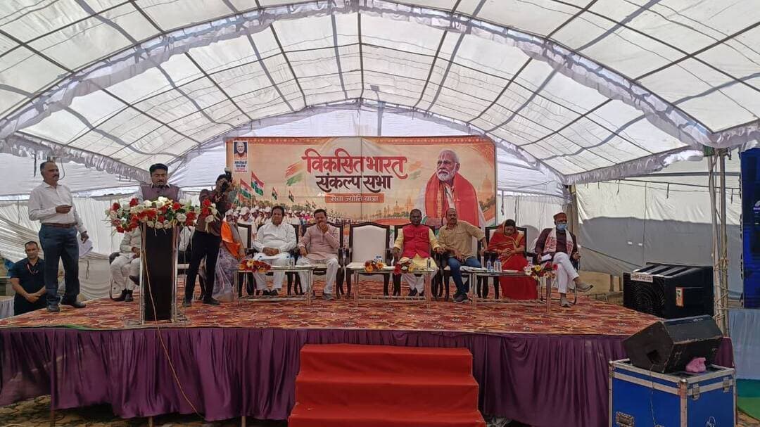 रायसेन में विकसित भारत संकल्प सभा ‘‘सेवा ज्योति यात्रा‘‘ का आयोजन
स्वास्थ्य राज्यमंत्री श्री पटेल, विधायक डॉ चौधरी तथा श्री पटवा सहित अन्य जनप्रतिनिधियों ने की सहभागिता
प्रधानमंत्री श्री नरेन्द्र मोदी ने वर्चुअली कार्यक्रम को किया संबोधित
कार्यक्रम में विकसित भारत @2047 का लिया गया सामूहिक संकल्प
–––
–––
सेवा संकल्प अभियान अंतर्गत रायसेन स्थित शासकीय पॉलीटेक्निक कॉलेज में बुधवार को आयोजित विकसित भारत संकल्प सभा ‘‘सेवा ज्योति यात्रा‘‘ कार्यक्रम का स्वास्थ्य राज्यमंत्री श्री नरेन्द्र शिवाजी पटेल, सांची विधायक डॉ प्रभुराम चौधरी, भोजपुर विधायक श्री सुरेन्द्र पटवा, जिला पंचायत अध्यक्ष श्री यशवंत मीणा द्वारा शुभारंभ किया गया। इस अवसर पर पूर्व केबीनेट मंत्री श्री रामपाल सिंह, नगर पालिका अध्यक्ष श्रीमती सविता सेन, कलेक्टर श्री अरूण कुमार विश्वकर्मा, एसपी श्री आशुतोष गुप्ता, जिला पंचायत सीईओ श्री कमल सोलंकी, श्री राकेश शर्मा, स्थानीय जनप्रतिनिधि, अधिकारी और नागरिक उपस्थित रहे। कार्यक्रम स्थल पर प्रधानमंत्री श्री नरेन्द्र मोदी के उद्बोधन का लाईव प्रसारण देखा व सुना गया। केन्द्रीय कृषि मंत्री श्री शिवराज सिंह चौहान ने भी कार्यक्रम को वर्चुअली संबोधित कया। इस अवसर पर जनसम्पर्क विभाग द्वारा रायसेन जिले की विकास पुस्तिका का जनप्रतिनिधियों और आमजन को वितरण भी कराया गया।
कार्यक्रम में स्वास्थ्य राज्यमंत्री श्री पटेल ने जनसमूह को संबोधित करते हुए कहा कि हमारे यशस्वी प्रधानमंत्री श्री नरेन्द्र मोदी ने सेवा, सुशासन और राष्ट्रहित को सर्वाेच्च प्राथमिकता देते हुए 25 वर्षों में जनसेवा की जो नई कार्यसंस्कृति स्थापित की है, वह देशवासियों के लिए प्रेरणा का स्रोत है। प्रधानमंत्री श्री मोदी के नेतृत्व में विकसित भारत के संकल्प को जन-जन का संकल्प बनाने के लिए सभी निरंतर कार्य करते रहेंगे। उन्होंने आह्वान किया कि प्रधानमंत्री श्री नरेन्द्र मोदी के विजन के अनुरूप हम सभी मिलकर वर्ष 2047 तक भारत को एक सशक्त और विकसित राष्ट्र बनाने का संकल्प साकार करें।
सांची विधायक डॉ चौधरी ने कहा कि प्रधानमंत्री श्री नरेंद्र मोदी के जनसेवा से राष्ट्रसेवा की गौरवमयी यात्रा के 25 वर्ष पूर्ण होने के उपलक्ष्य में ‘विकसित भारत संकल्प सभा’ के अंतर्गत ‘सेवा ज्योति यात्रा’ का आयोजन किया गया है। प्रधानमंत्री श्री मोदी का गुजरात के मुख्यमंत्री से लेकर भारत के प्रधानमंत्री तक का यह सफर कर्तव्यनिष्ठा, अथक परिश्रम और राष्ट्र के प्रति अटूट समर्पण की प्रेरक गाथा है। गरीब के जीवन में खुशहाली, युवाओं को अवसर, मातृशक्ति को सम्मान और समाज के अंतिम व्यक्ति तक विकास पहुँचाने का उनका संकल्प हम सभी को जनसेवा की प्रेरणा देता है।
भोजपुर विधायक श्री पटवा ने अपने उद्बोधन में कहा कि प्रधानमंत्री श्री नरेन्द्र मोदी के मार्गदर्शन में भारत विकास और जनकल्याण के पथ पर निरंतर अग्रसर है। प्रधानमंत्री श्री मोदी सतत् राष्ट्र सेवा करते हुए भारत को विकास एवं प्रगति की नई ऊंचाइयों तक ले जा रहे हैं। गरीब, किसान, युवा, महिला प्रत्येक वर्ग के विकास और कल्याण के लिए यह सरकार प्राथमिकता से काम कर रही है। प्रधानमंत्री श्री मोदी के नेतृत्व में पूरे विश्व में भारत का मान-सम्मान बढ़ा है। विकास के साथ-साथ उन्होंने जनहितैषी योजनाओं के माध्यम से समाज के अंतिम पंक्ति के व्यक्ति के कल्याण के लिए काम किया है। जिला पंचायत अध्यक्ष श्री यशवंत मीणा तथा श्री राकेश शर्मा ने भी संबोधित किया। प्रधानमंत्री श्री नरेंद्र मोदी के जनसेवा से राष्ट्रसेवा के गौरवमयी सफर के 25 वर्ष पूर्ण होने के उपलक्ष्य में रायसेन नगर में ‘सेवा ज्योति यात्रा’ का आयोजन हुआ। पॉलिटेक्निक कॉलेज से प्रारंभ होकर सेवा ज्योति यात्रा नगर के विभिन्न क्षेत्रों में पहुंची। इसके उपरांत सेवा ज्योति यात्रा रथ विधानसभा क्षेत्रों के लिए रवाना हुए।
#Raisen Jansampark Madhya Pradesh JDjansampark Bhopal Collector Office Raisen